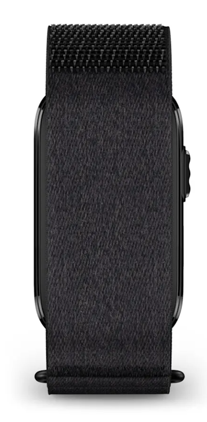 Czarny smartwatch z teksturowanym paskiem z tkaniny i zapięciem na rzep na białym tle.