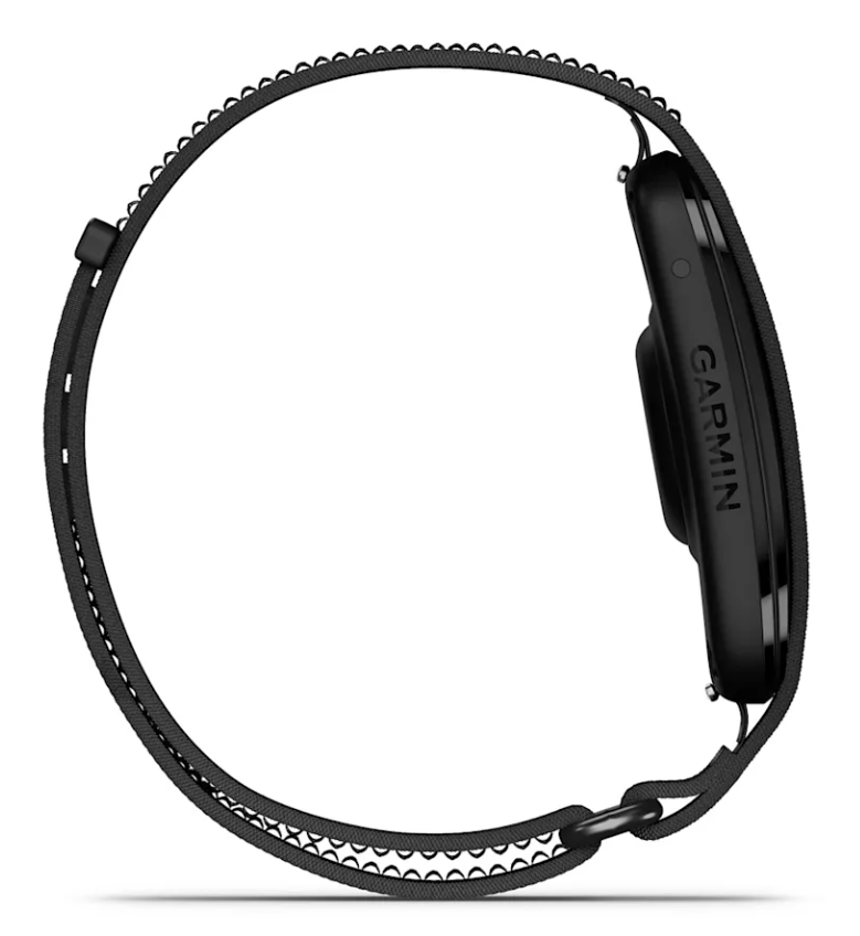 Widok z boku czarnego smartwatcha Garmin z plecionym paskiem na białym tle.