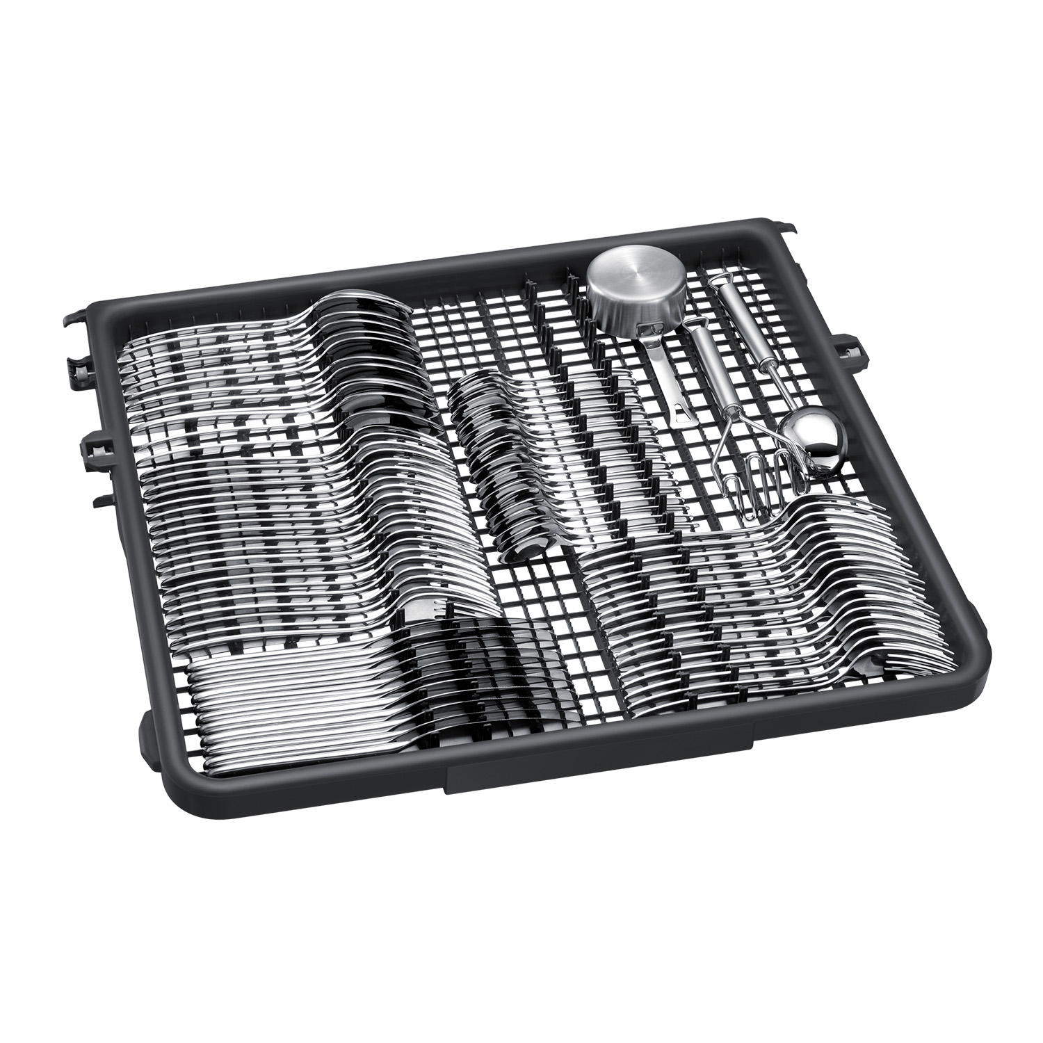 Un cesto de cubiertos negro lleno de cubiertos de plata ordenados, cucharas, tenedores y utensilios sobre fondo blanco.