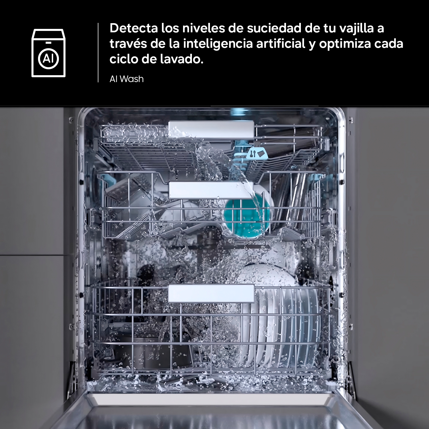 Lavavajillas abierto en funcionamiento con agua pulverizada y platos limpios.