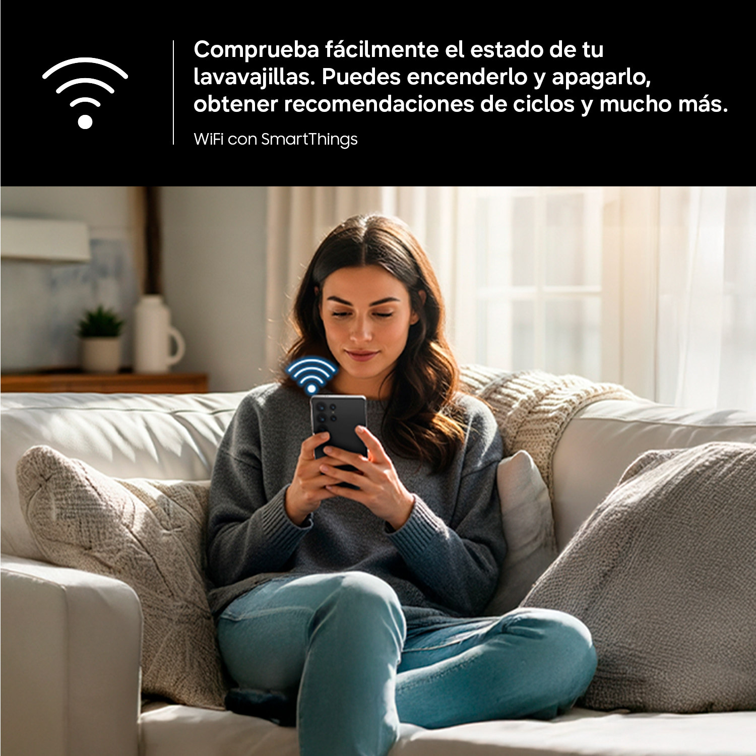 Una mujer se sienta en un sofá y usa su teléfono inteligente.