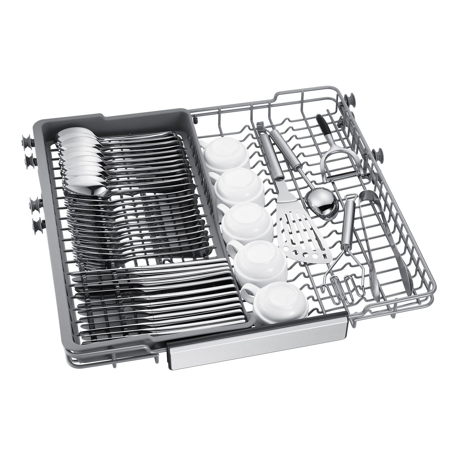 Una rejilla de lavavajillas gris cargada con cubiertos, cuchillos, tazas blancas, espátula y utensilios sobre fondo blanco.