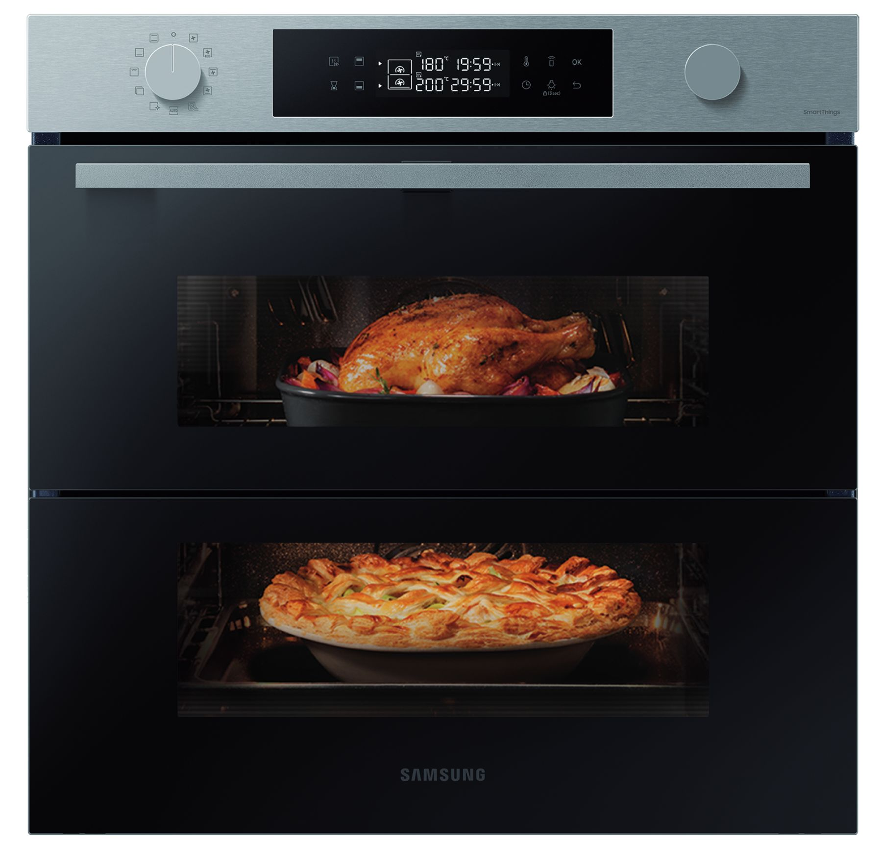 Un horno doble de acero inoxidable y negro con pollo asado arriba y un pastel horneado abajo.