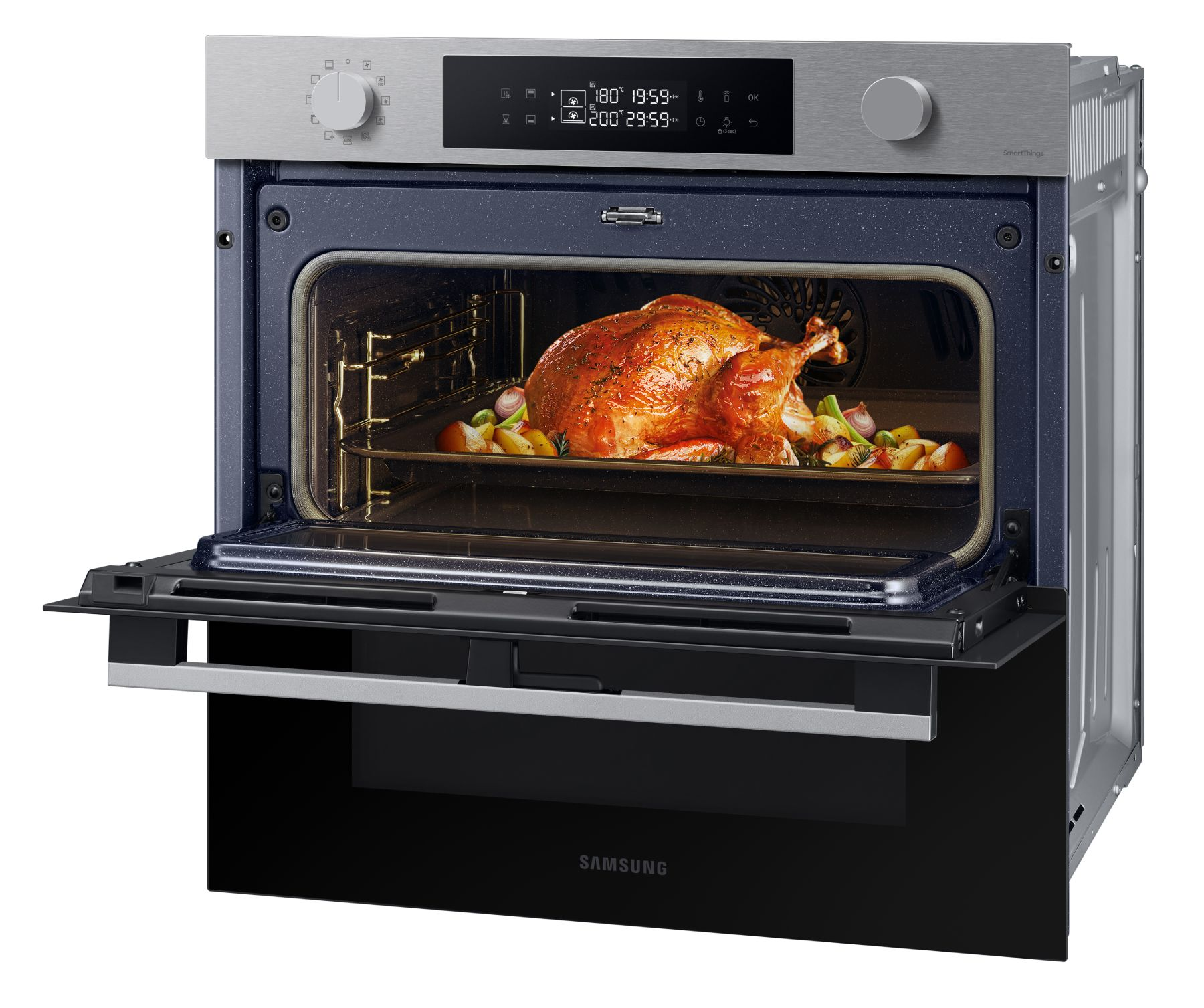 Un horno de acero inoxidable abierto con un pollo asado y verduras en una bandeja dentro del interior azul.