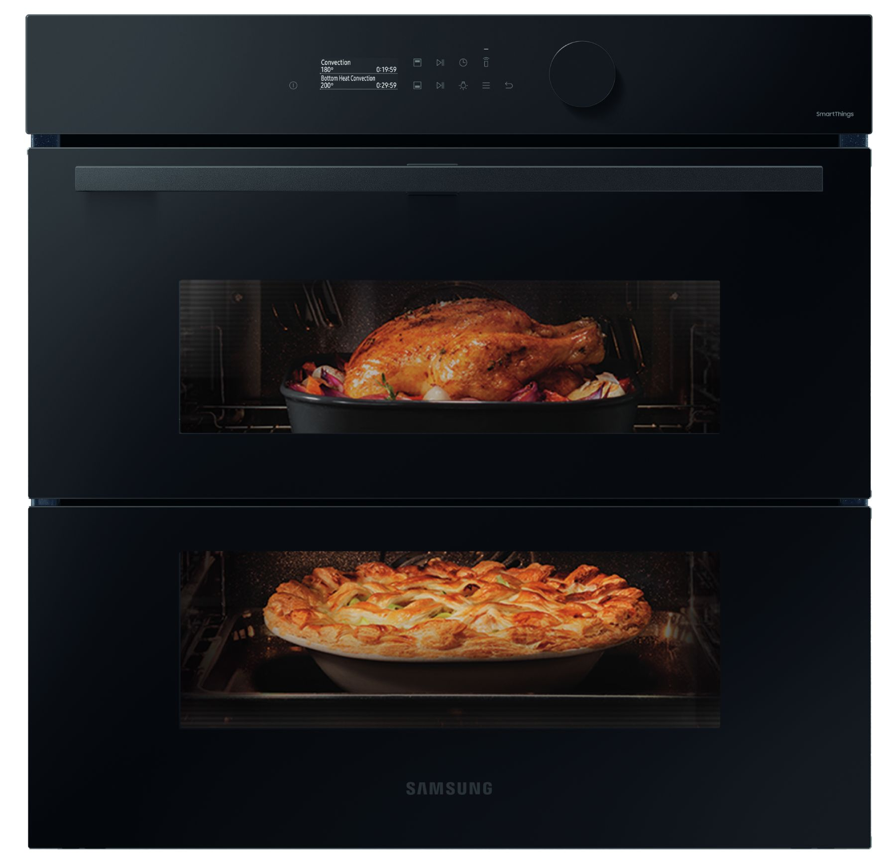 Horno doble negro Samsung con pollo asado arriba y un pastel horneándose abajo.