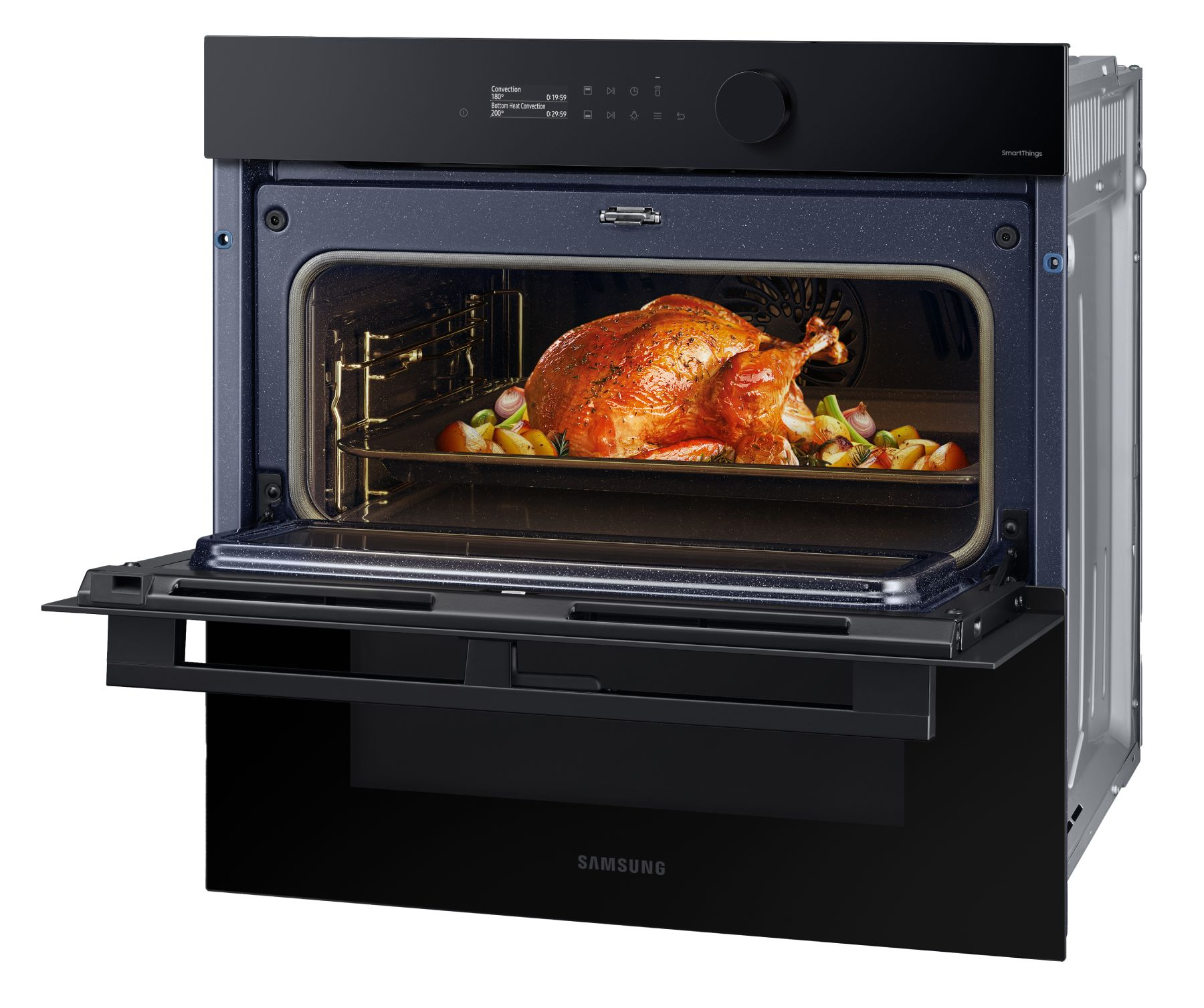 Horno Samsung negro abierto con pollo asado y verduras en una bandeja dentro.