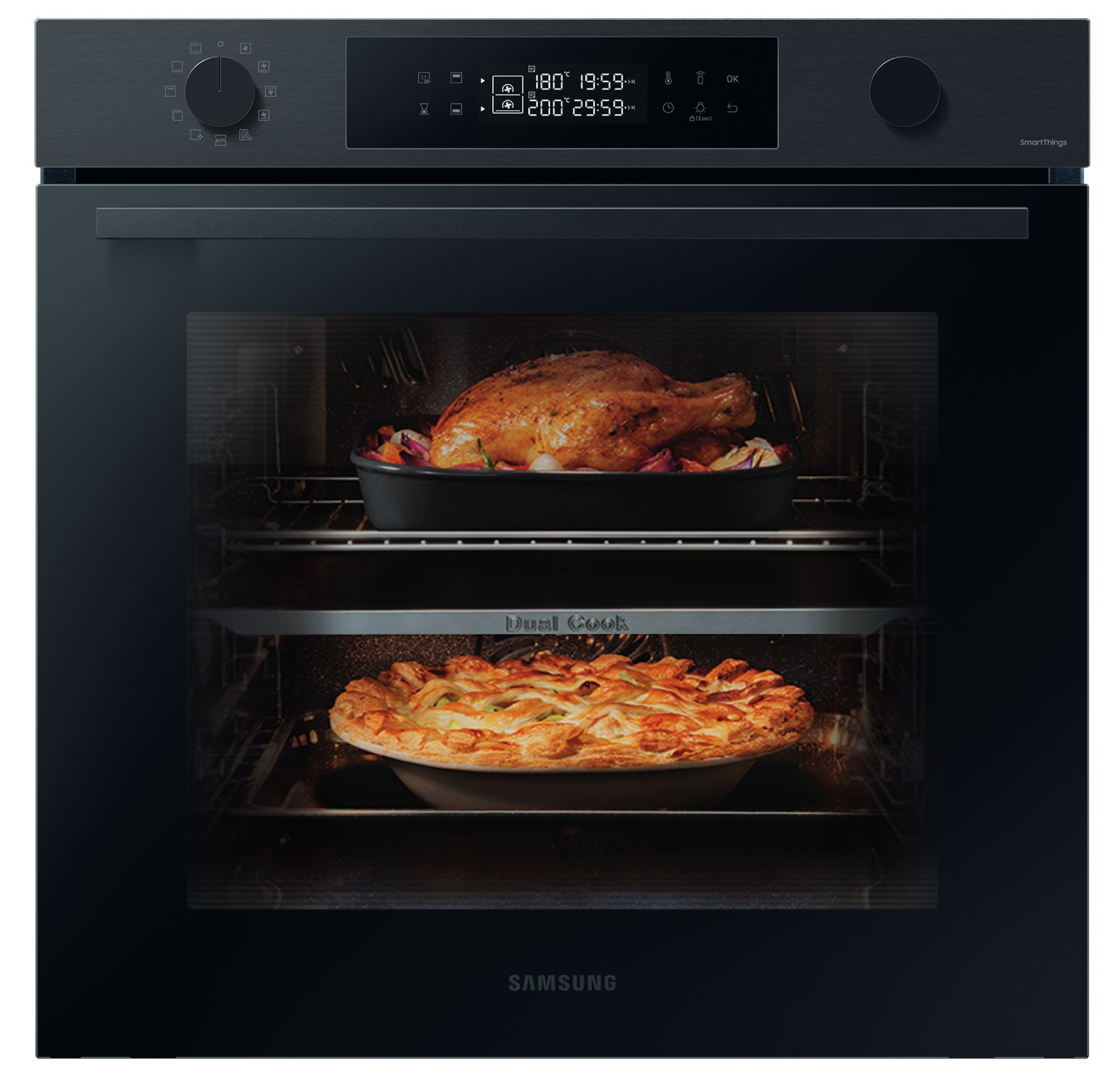 Un horno Samsung de doble cocción negro hornea un pollo asado arriba y un pastel abajo.