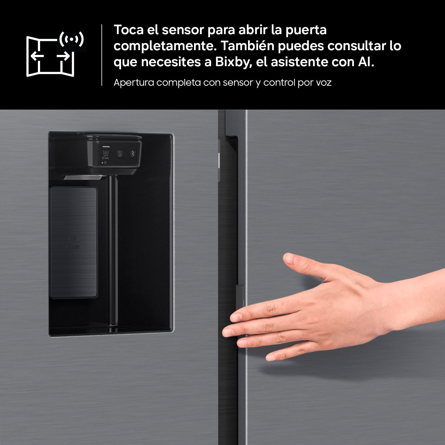 Mano tocando el sensor de un refrigerador gris con dispensador de agua.