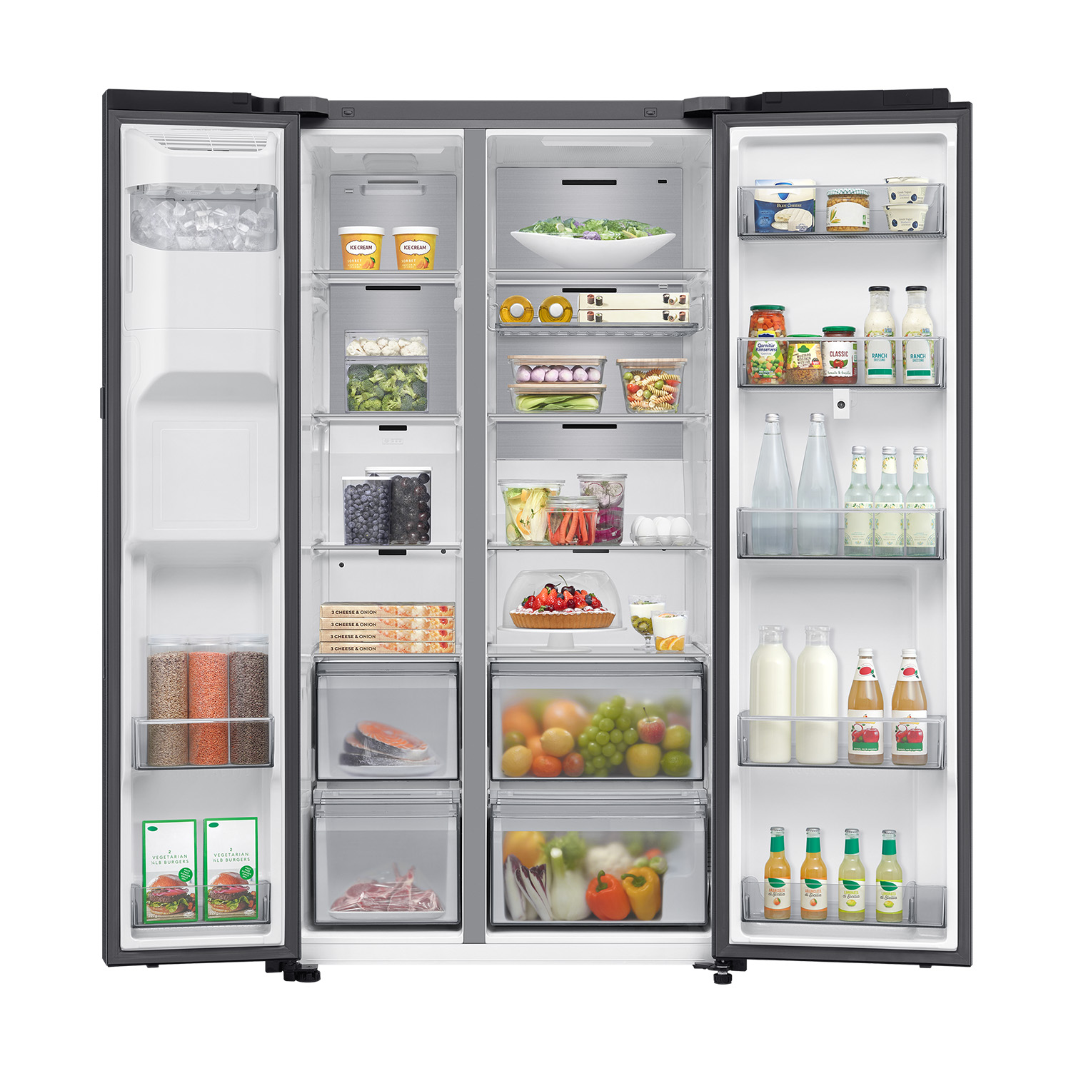Un refrigerador abierto de doble puerta lleno de alimentos, bebidas, productos y recipientes organizados.