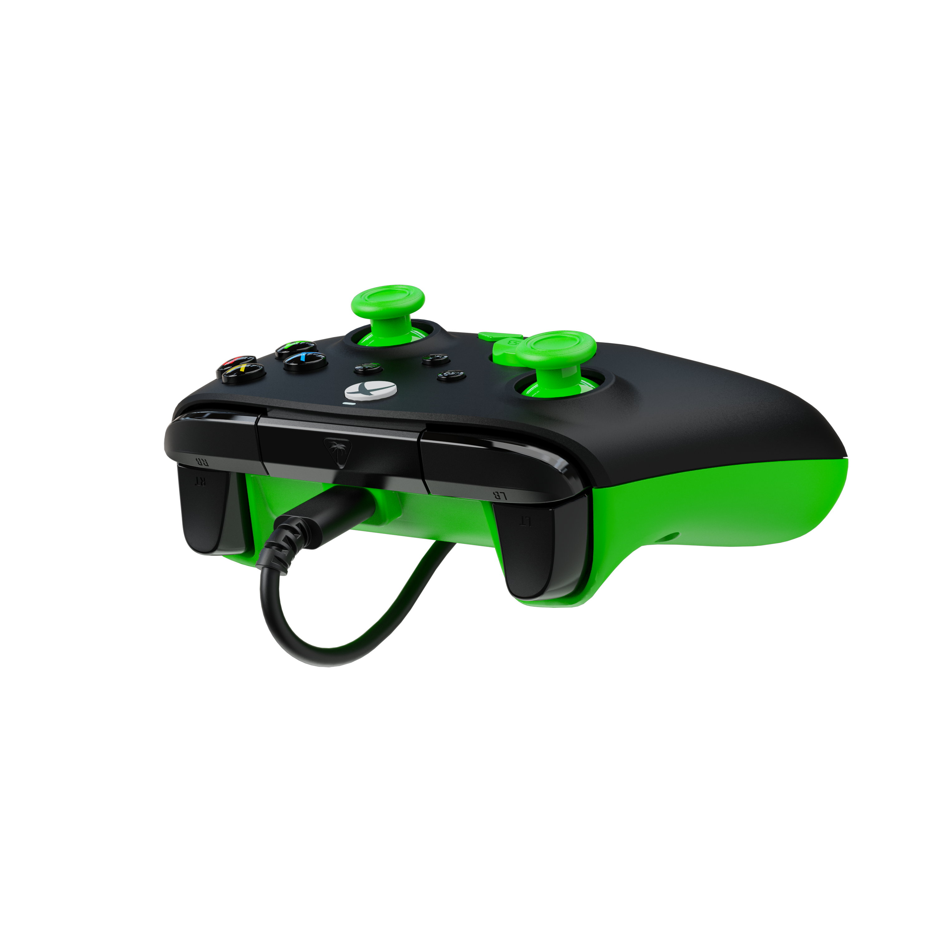 Czarno-zielony kontroler Xbox z podłączonym kablem na czarnym tle.