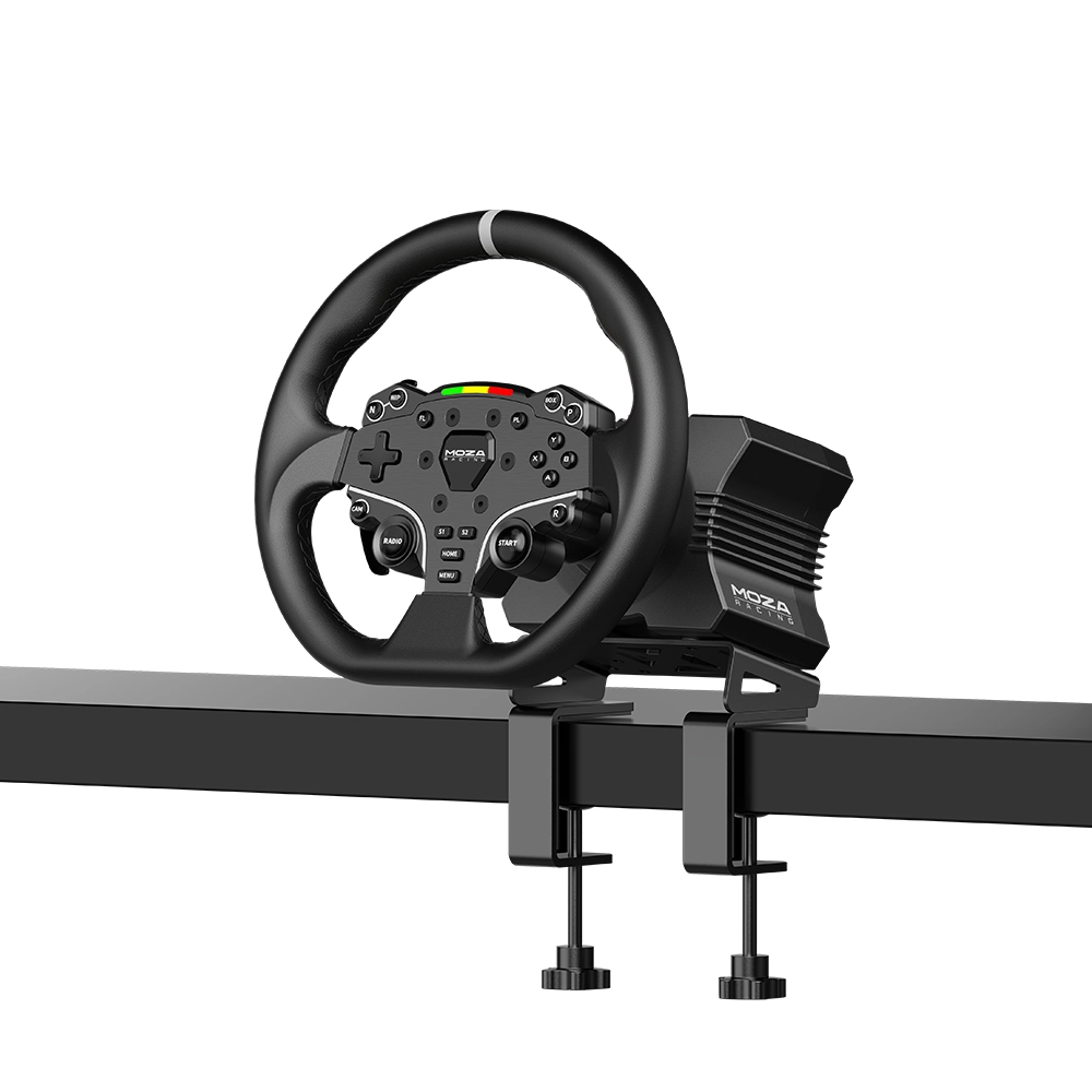 Schwarzes Moza Racing Lenkrad mit Tasten und Display, befestigt an einer Klemme auf weißem Hintergrund.