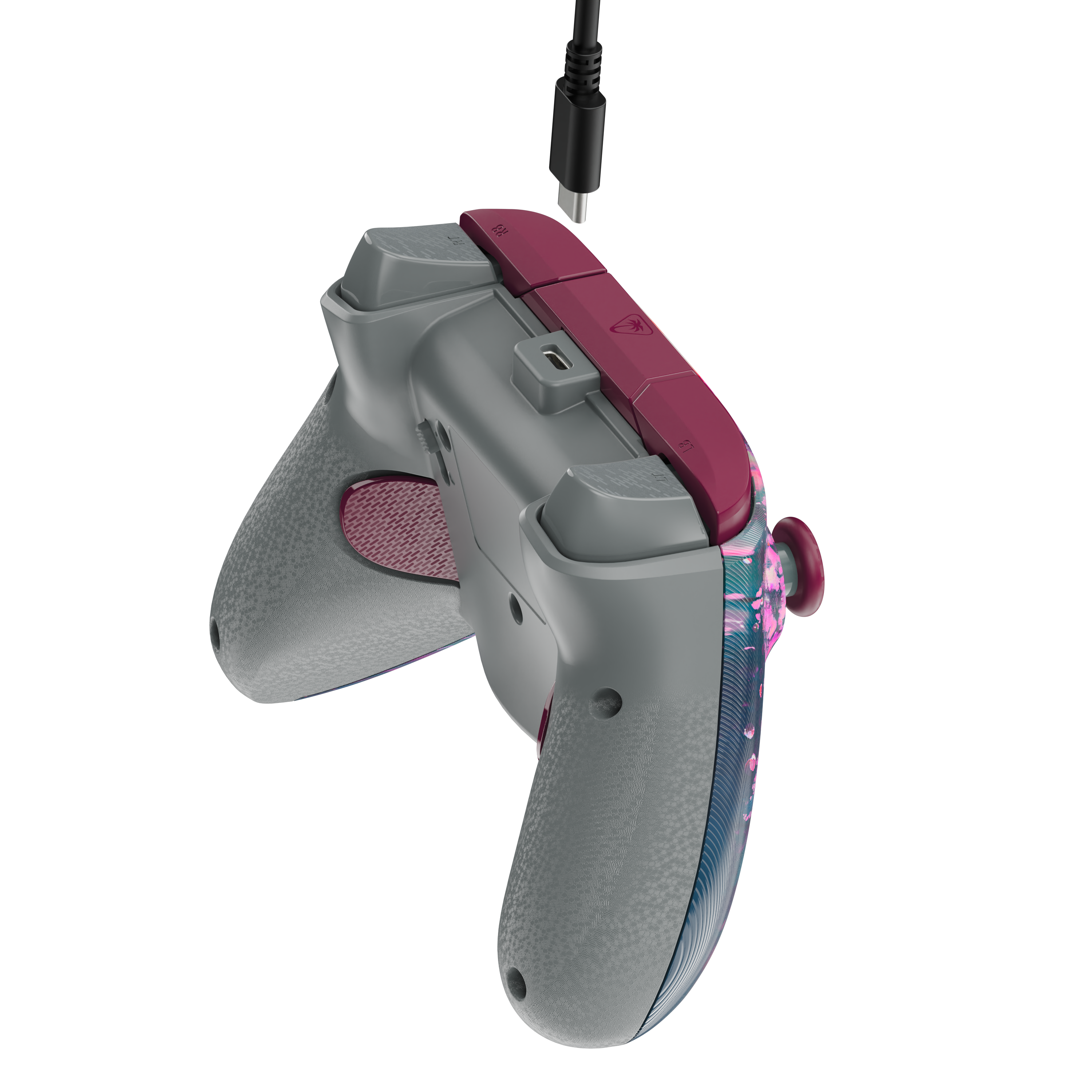Manette de jeu grise et rose avec un câble de charge au-dessus sur fond noir.