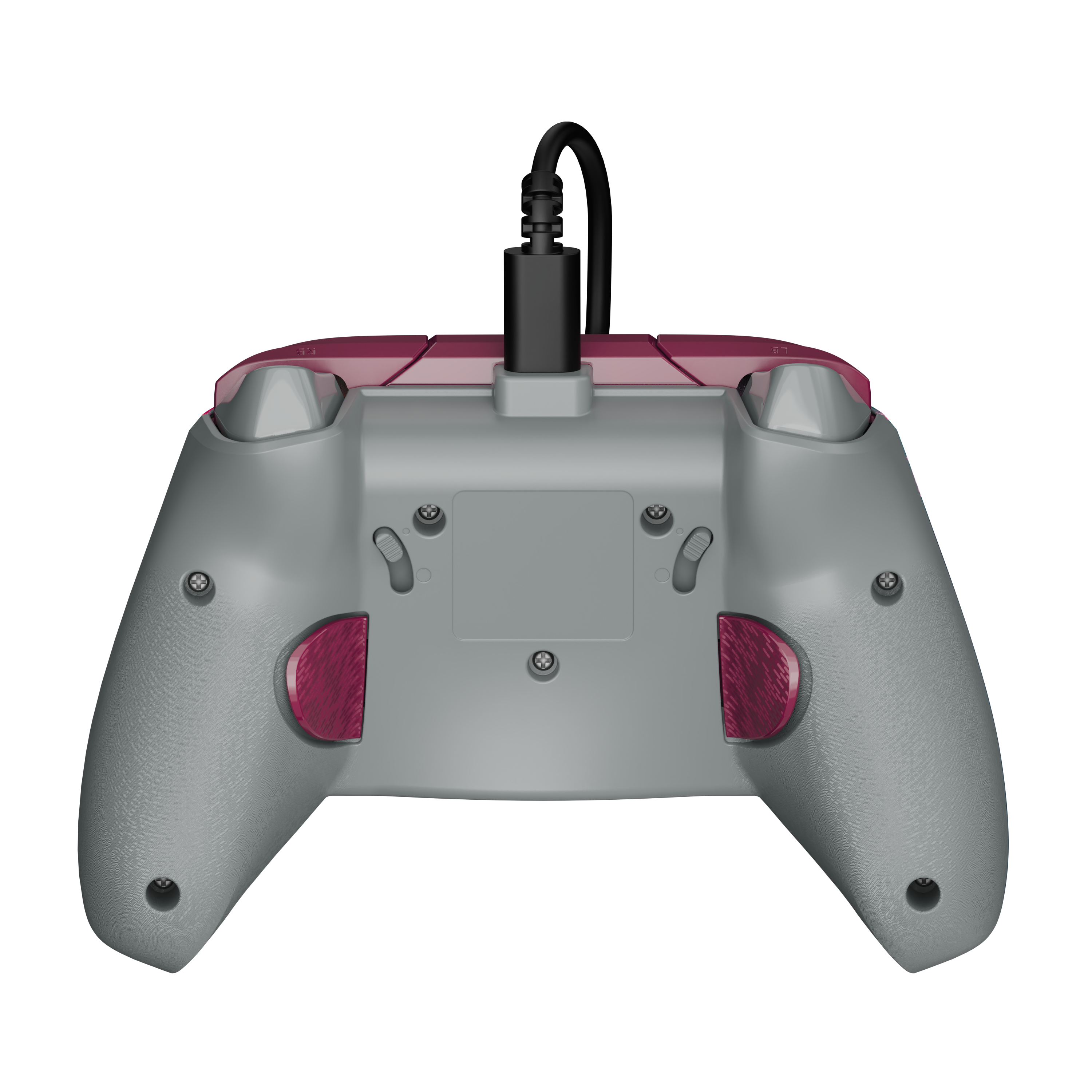 Vue arrière d'une manette de jeu grise et bordeaux avec un câble USB connecté sur fond noir.