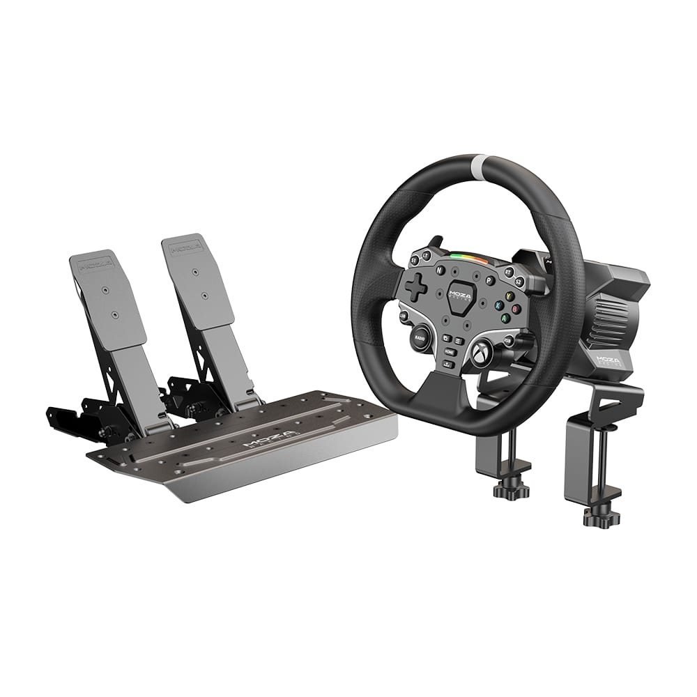 Simulations-Lenkrad mit Pedalen auf weißem Hintergrund.