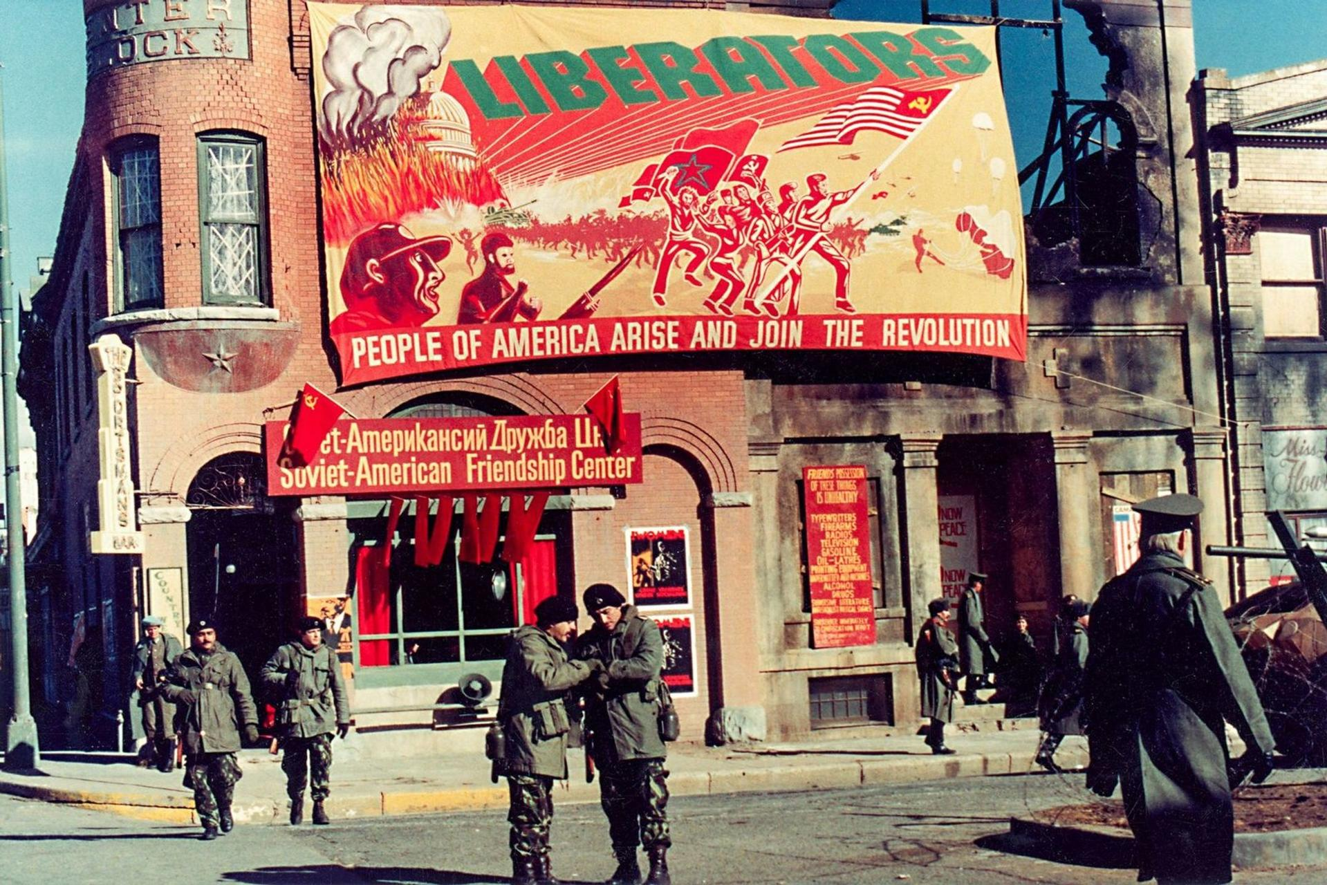 Soldaten vor dem sowjetisch-amerikanischen Freundschaftszentrum mit großem Plakat über der Revolution.