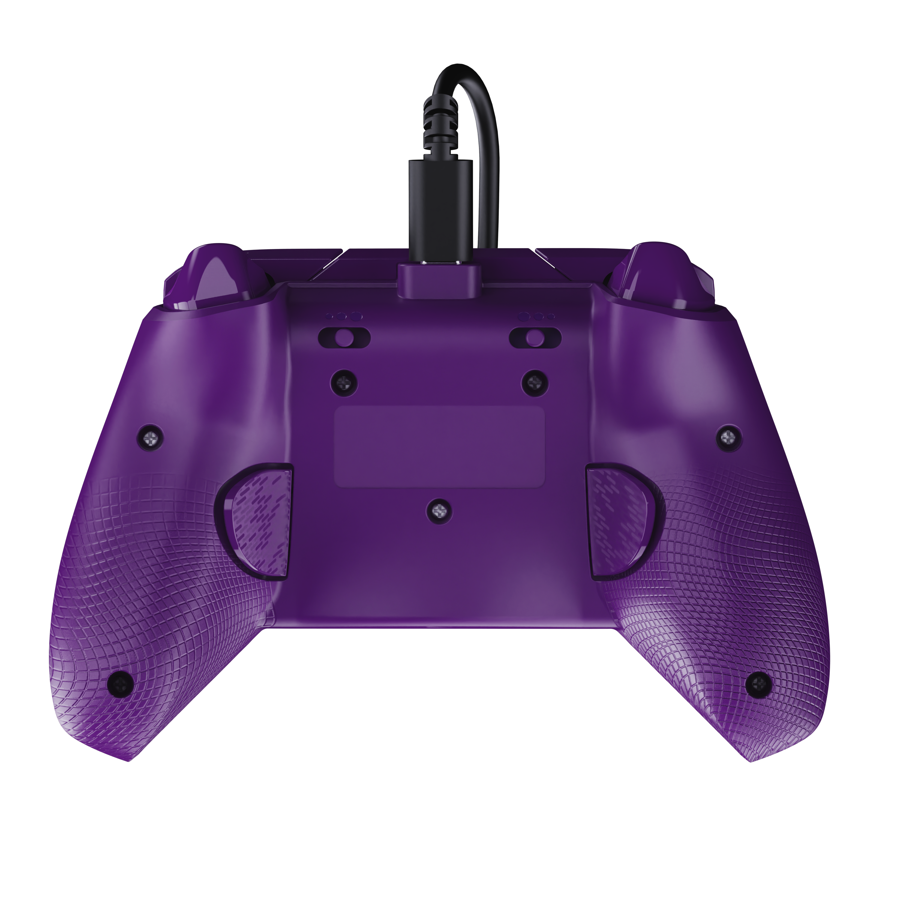 Vue arrière d'une manette de jeu vidéo violette avec un câble USB noir connecté sur un fond noir.