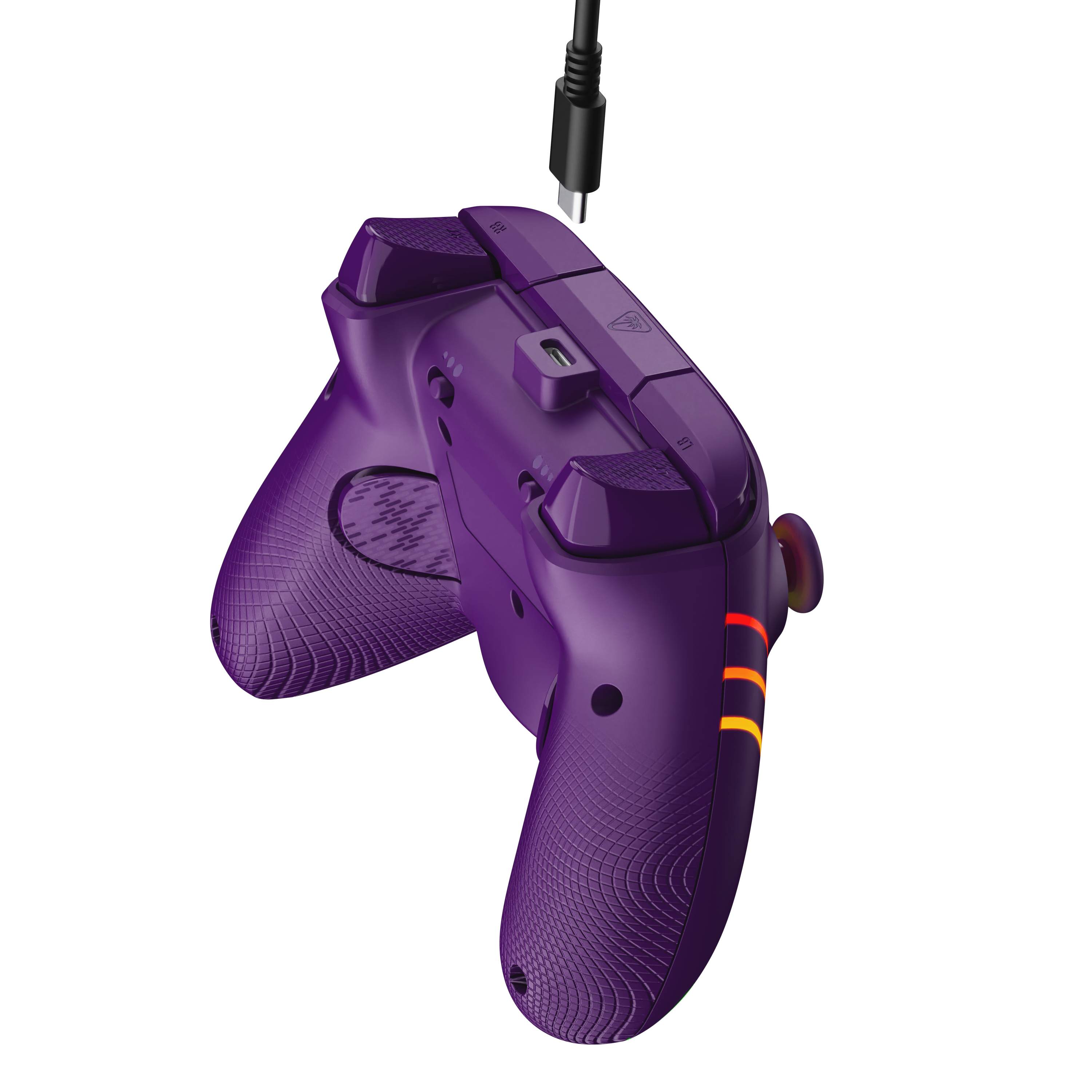 Une manette de jeu violette avec un câble USB-C branché en haut sur fond noir.