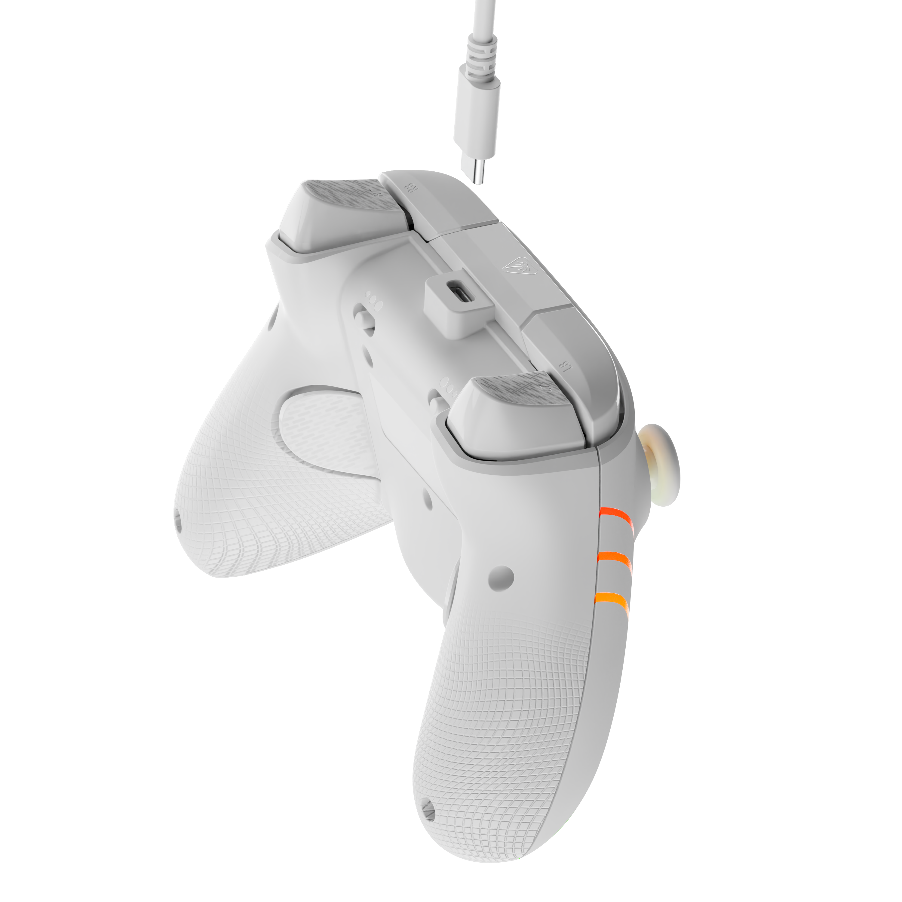 Une manette de jeu blanche avec poignées texturées est connectée par le haut avec un câble USB sur fond noir.