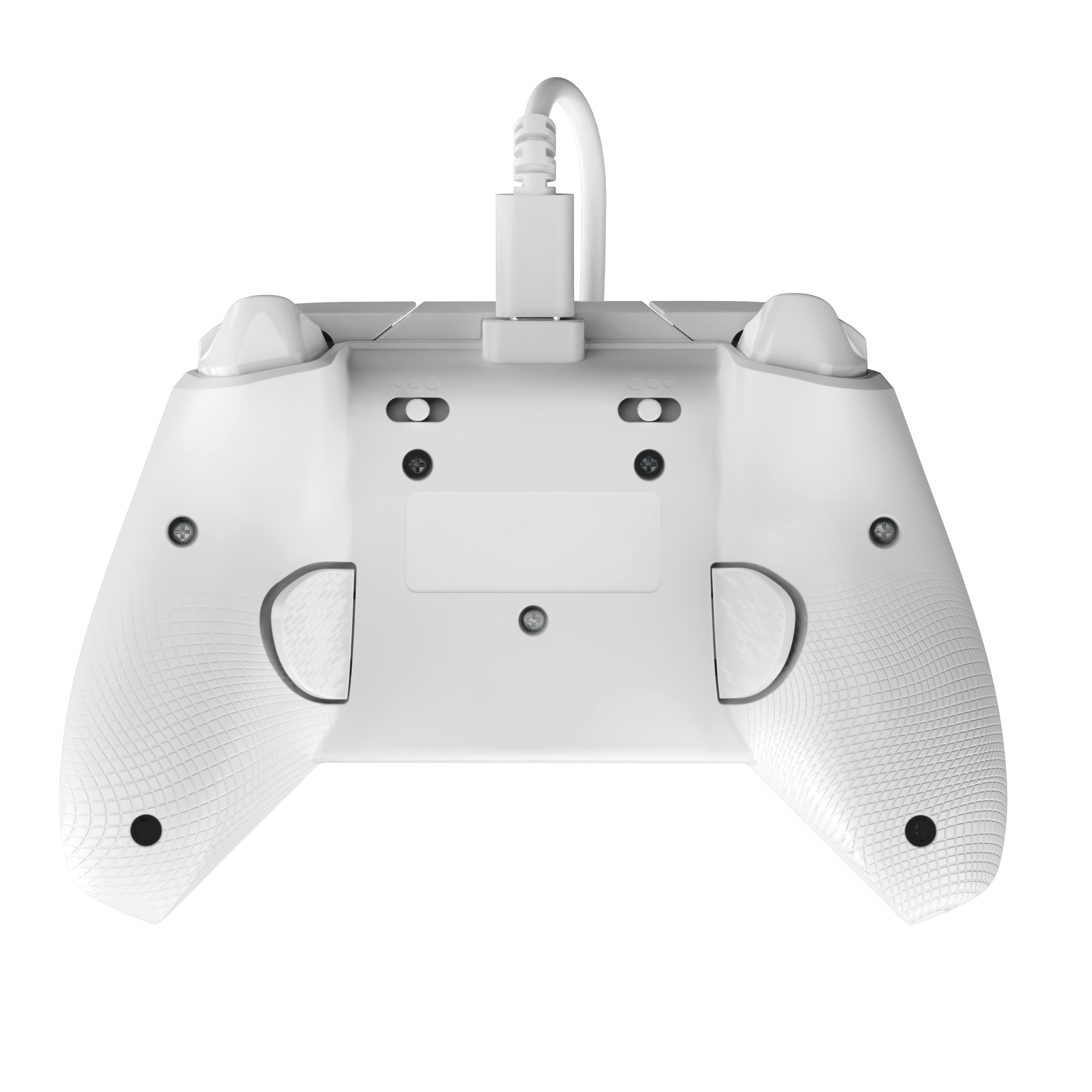Vue arrière d'une manette de jeu blanche avec un câble USB-C branché sur fond noir.