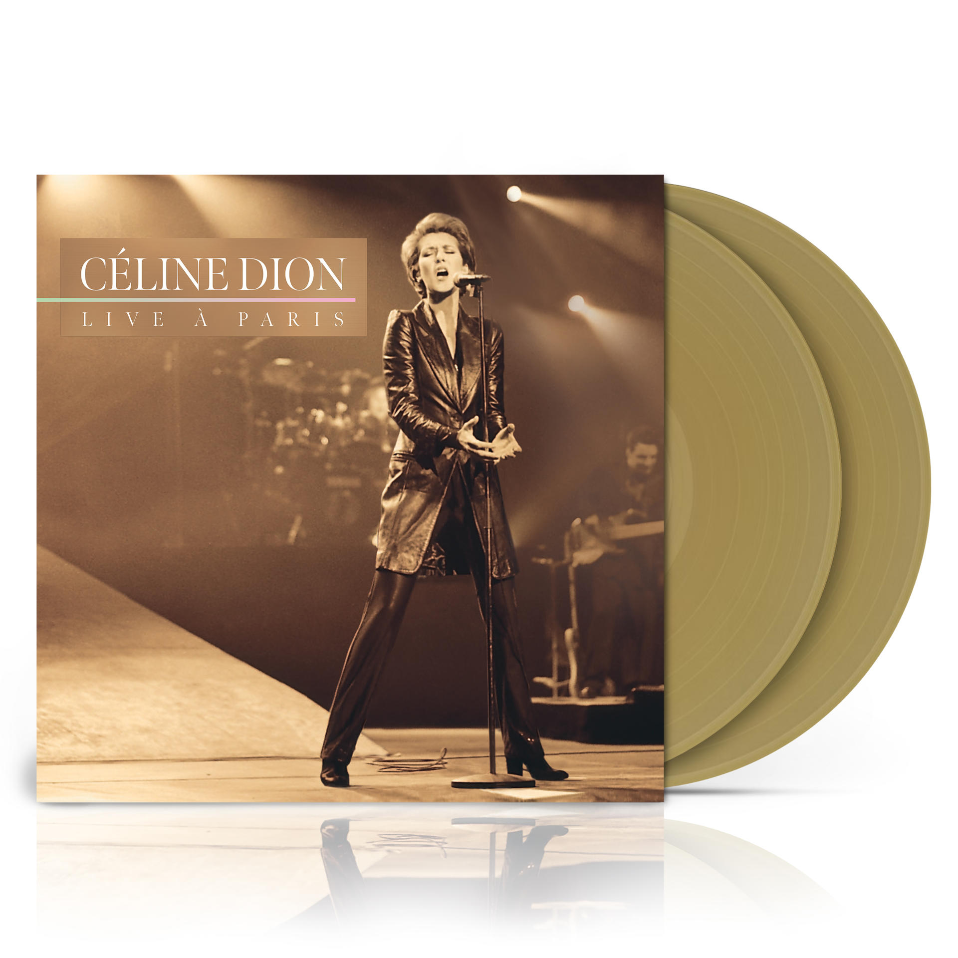 Céline Dion singt live auf der Bühne, daneben liegen zwei goldene Schallplatten.