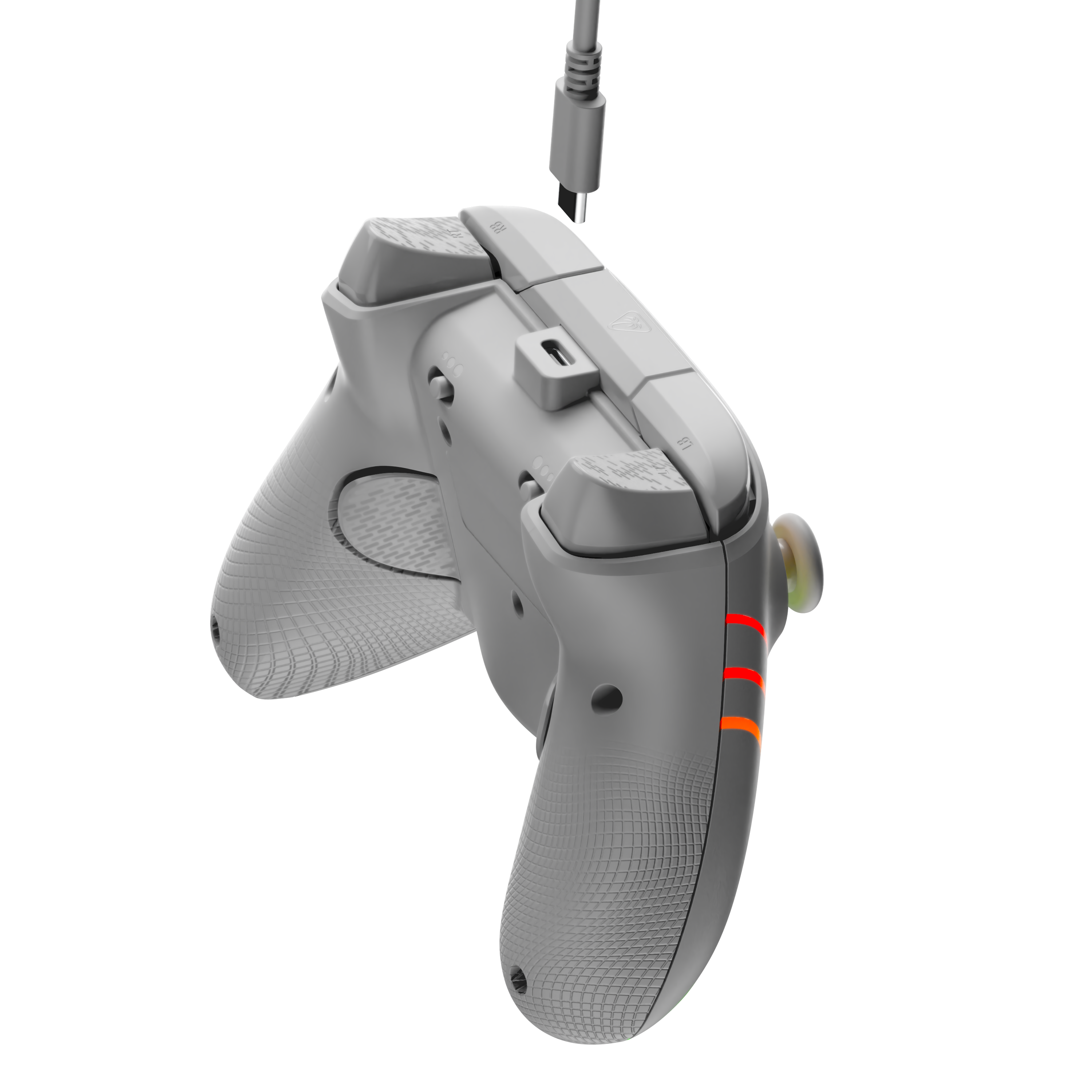Manette de jeu grise avec poignées texturées et câble de charge USB-C au-dessus.
