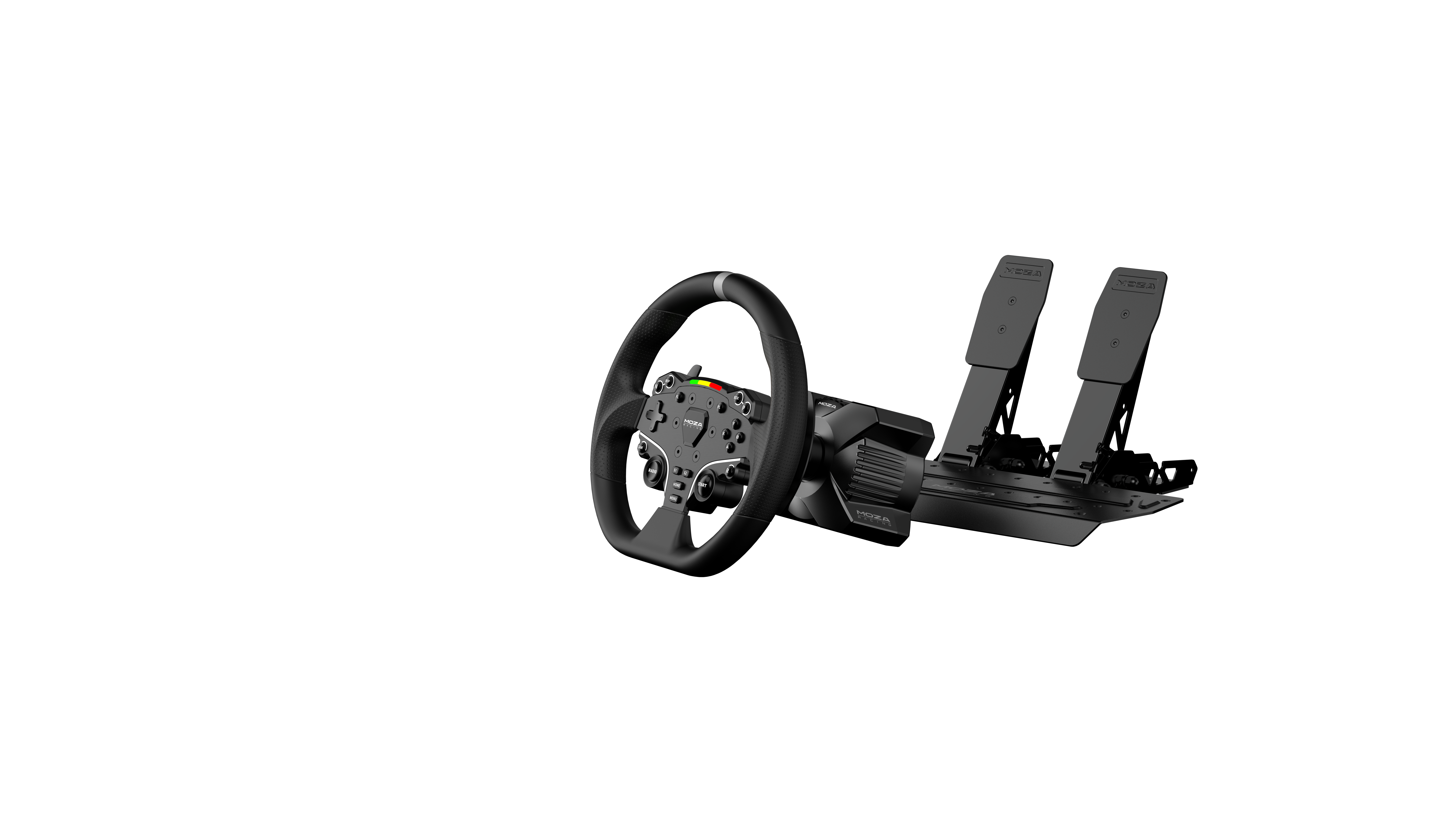 Schwarzes Rennlenkrad mit integrierten Tasten und zwei Pedalen vor dunklem Hintergrund.