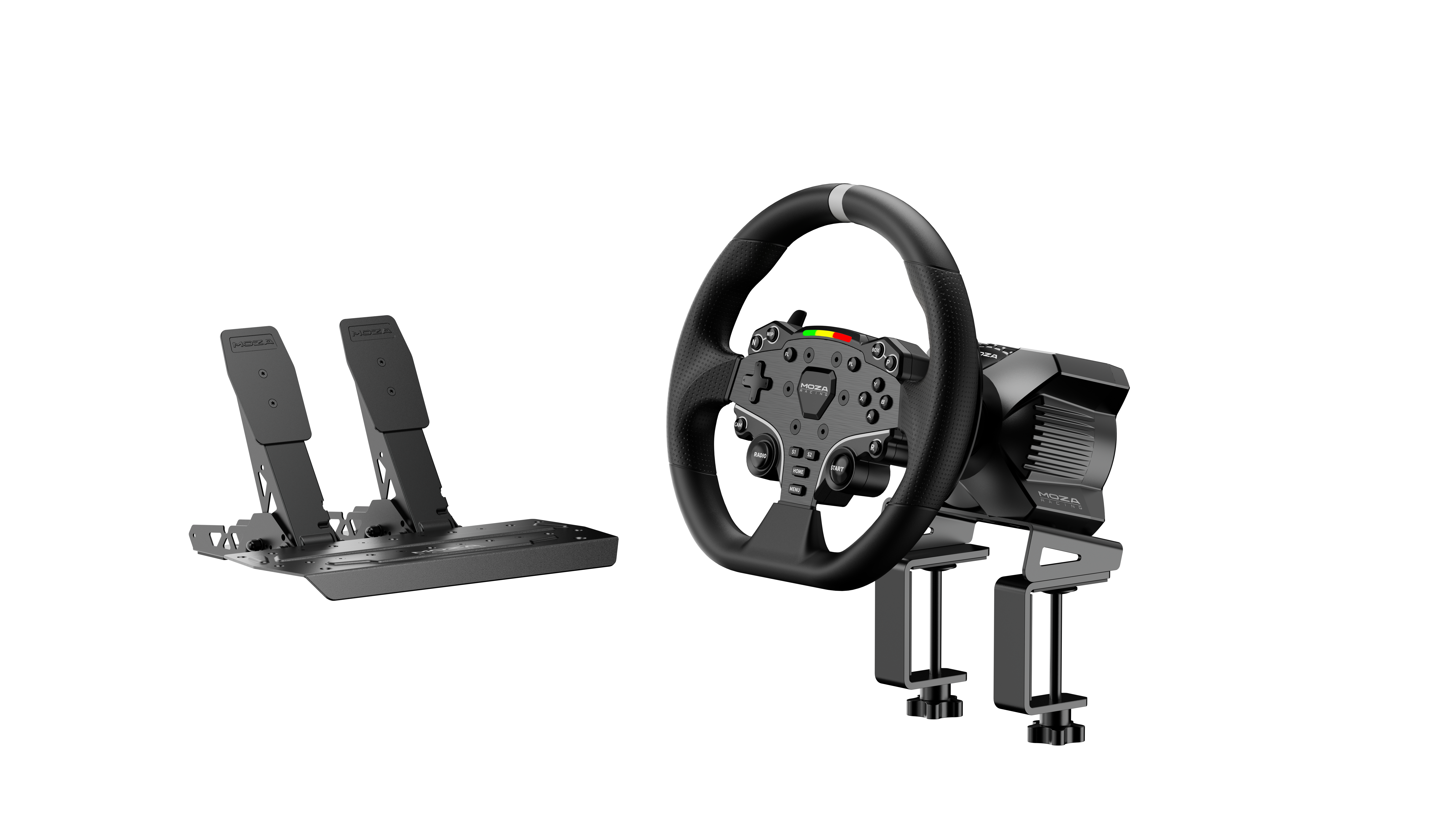 Schwarzes Sim-Racing-Lenkrad mit Pedalen und Tischklemme auf wei ßem Hintergrund.