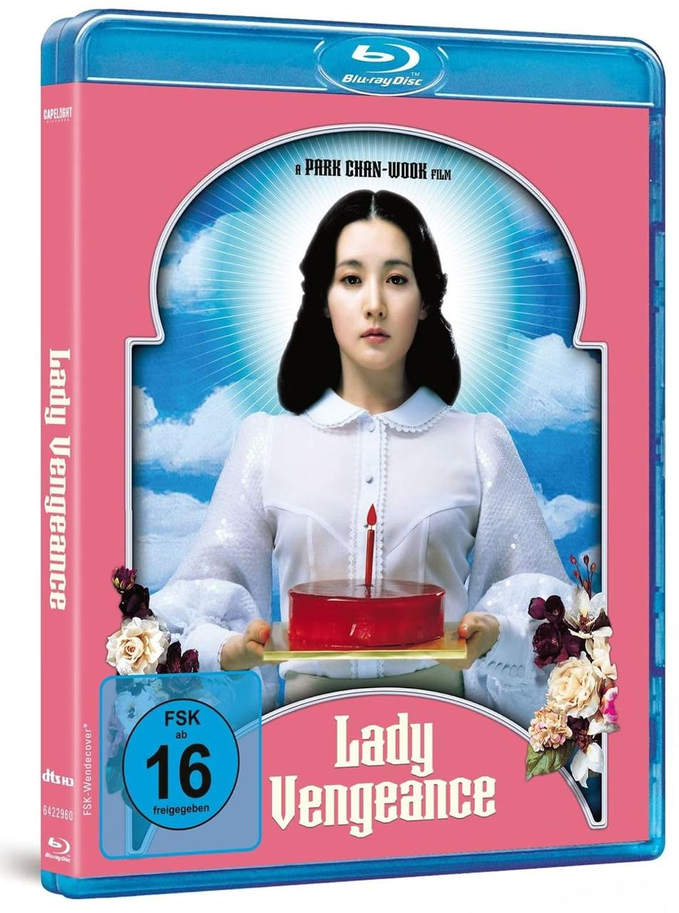 Blu-ray-Hülle von Lady Vengeance mit einer Frau, die eine rote Torte vor einem himmlischen Hintergrund hält.