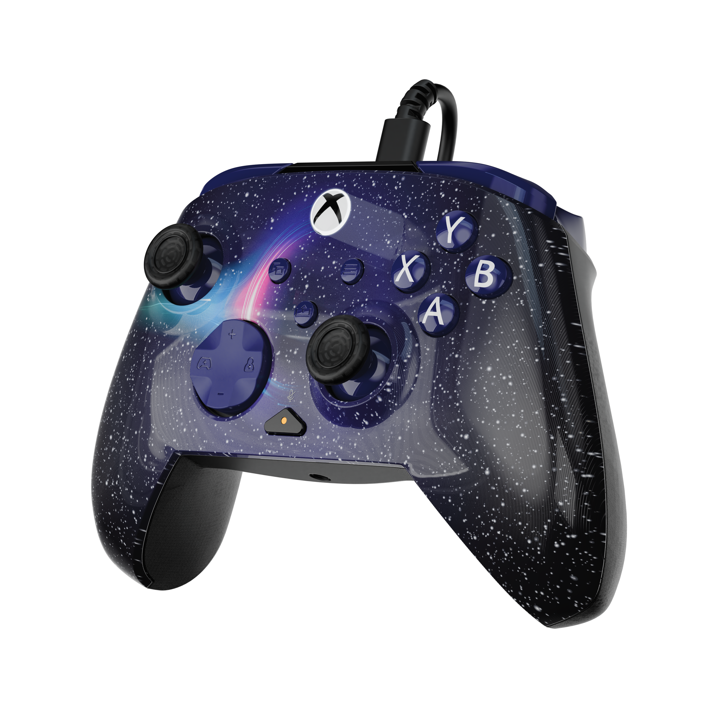 Czarny kontroler Xbox z motywem gwieździstej galaktyki, świecącą mgławicą i kablem na czarnym tle.