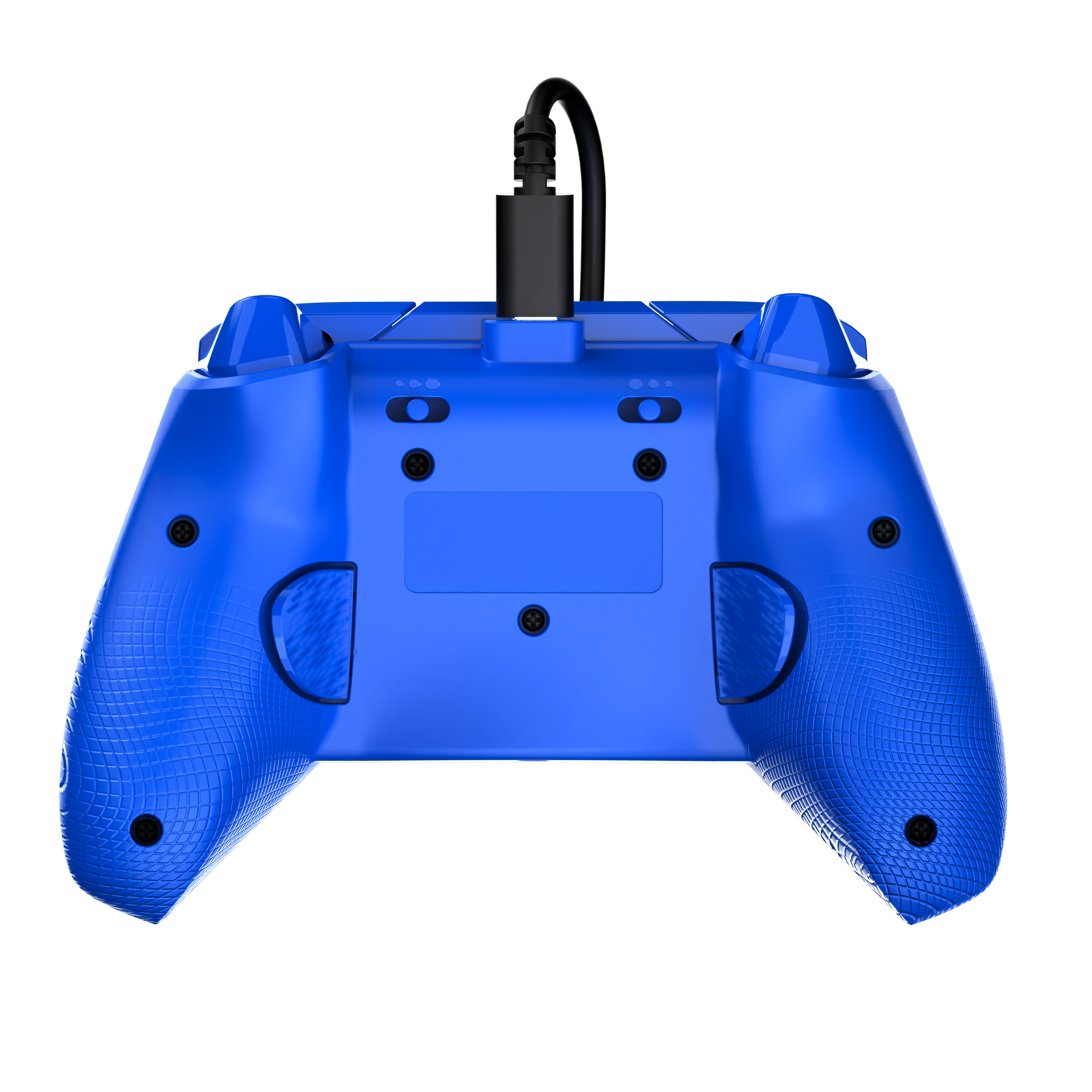 Vue arrière d'une manette de jeu bleue avec un câble USB-C branché sur fond noir.