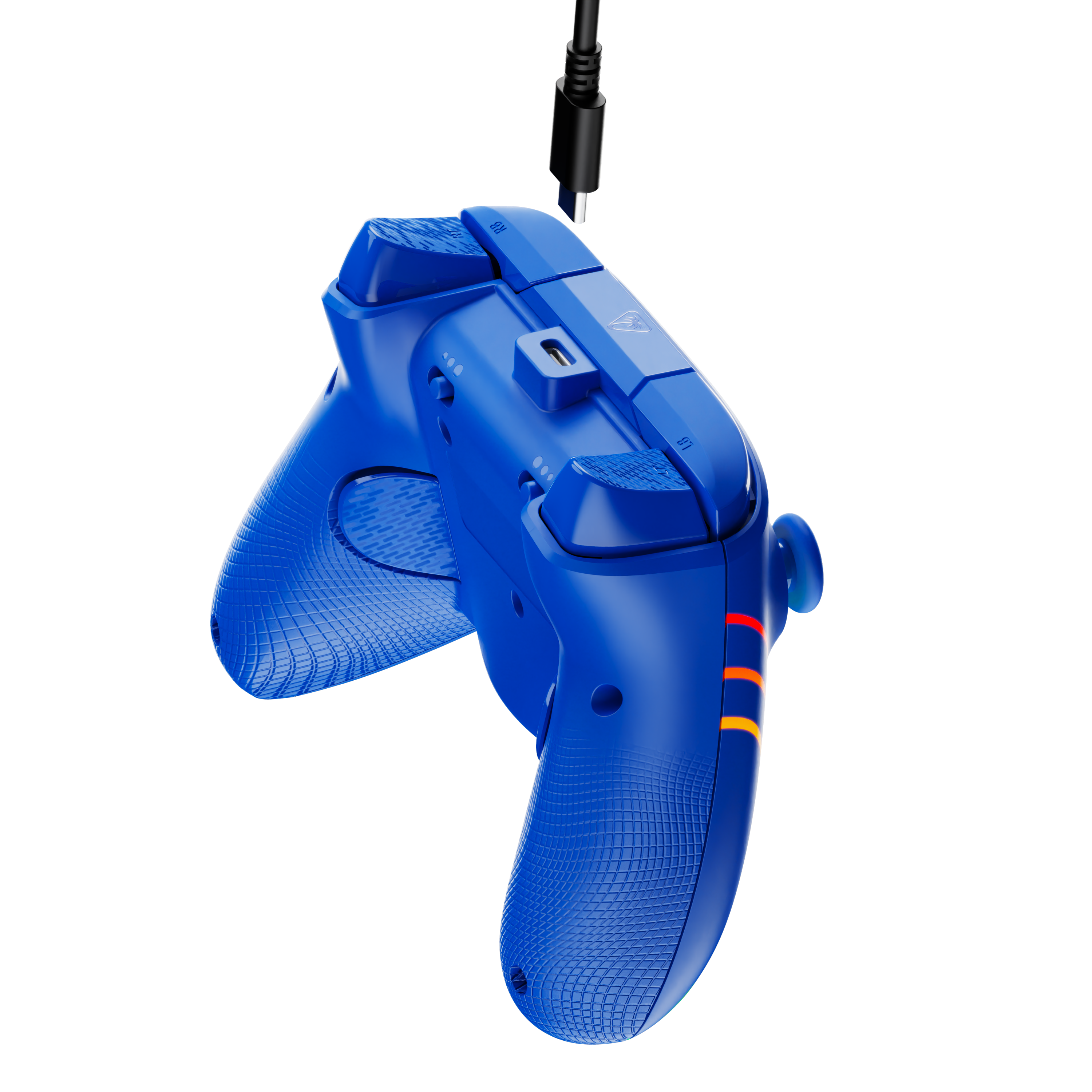 Une manette de jeu bleue est en charge par un câble USB-C sur fond noir.