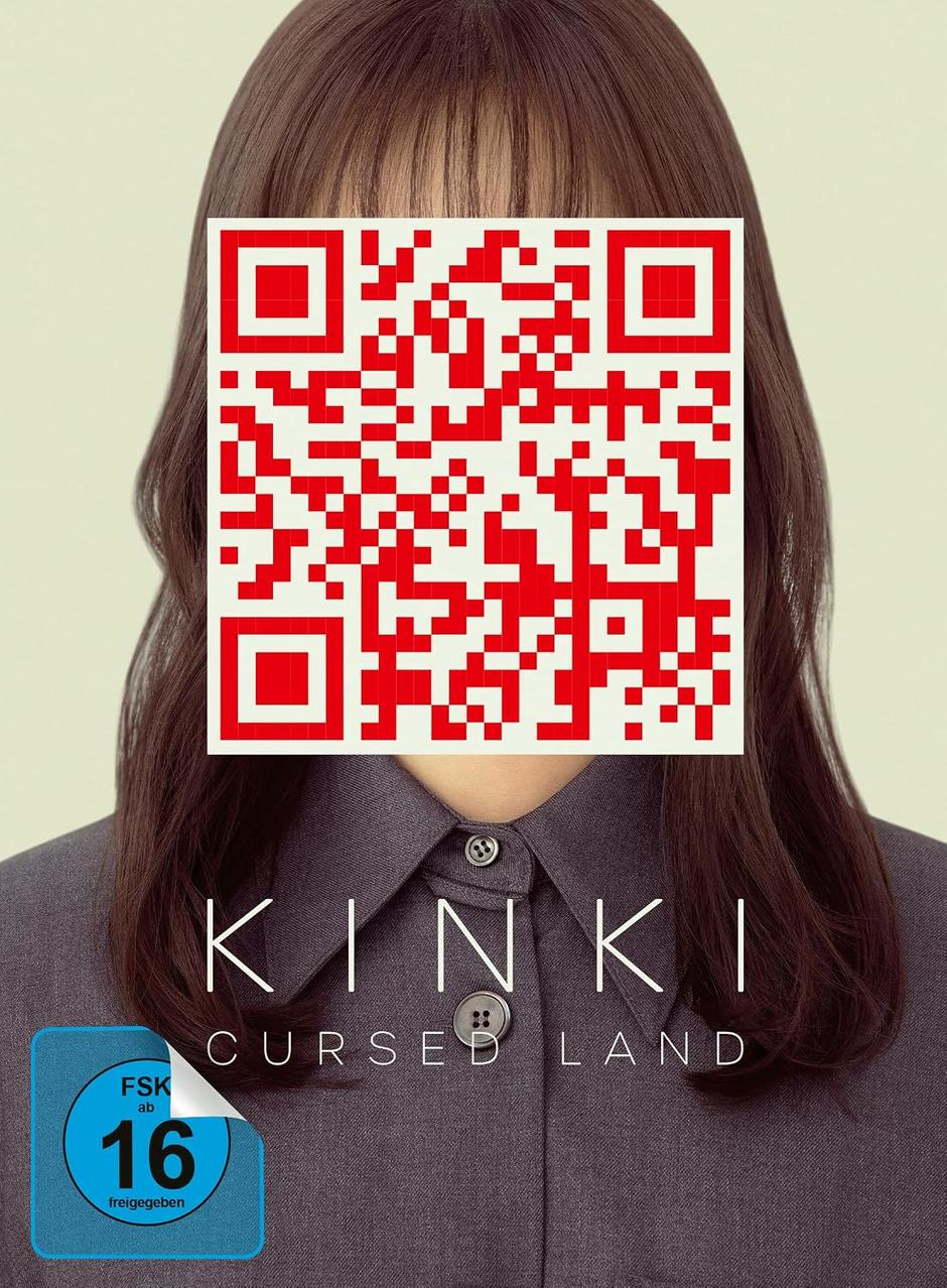 Ein Filmplakat mit dem Titel KINKI CURSED LAND zeigt eine Person, deren Gesicht durch einen roten QR-Code verdeckt ist.