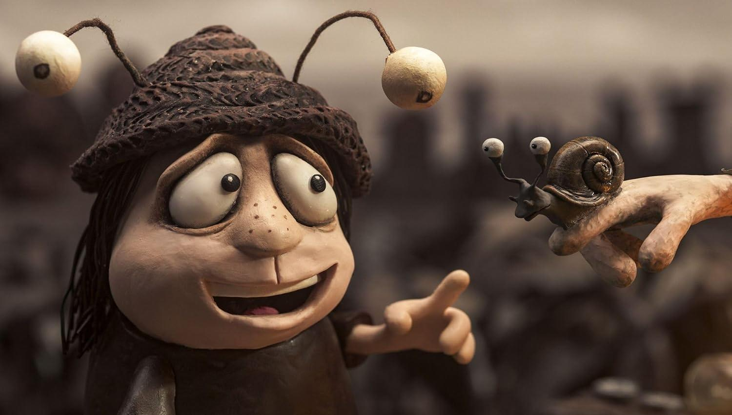 Eine Knetfigur mit Hut und großen Augen zeigt auf eine kleine Schnecke auf einer Hand.