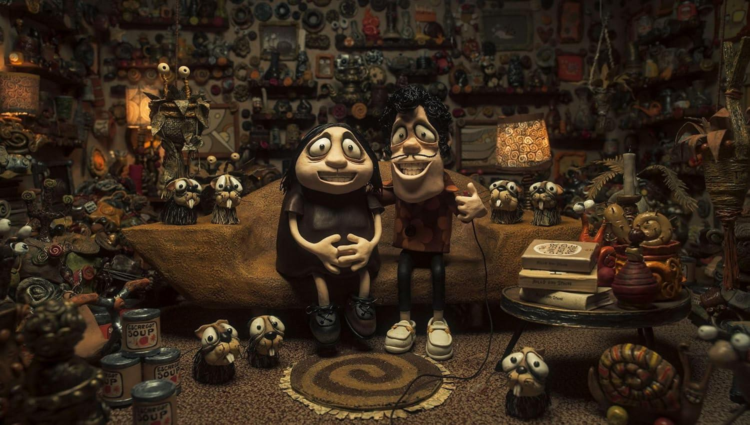 Stop-Motion-Figuren sitzen auf einem Sofa in einem Raum voller seltsamer Objekte und kleiner Tiere.