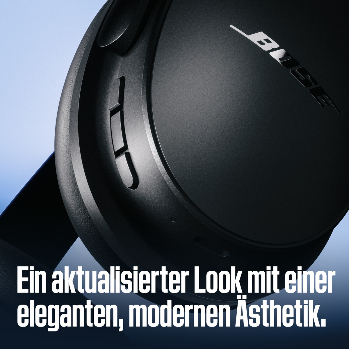 Schwarze Bose-Kopfhörer mit physischen Bedienelementen und dem Bose-Logo vor einem blauen Farbverlaufshintergrund.