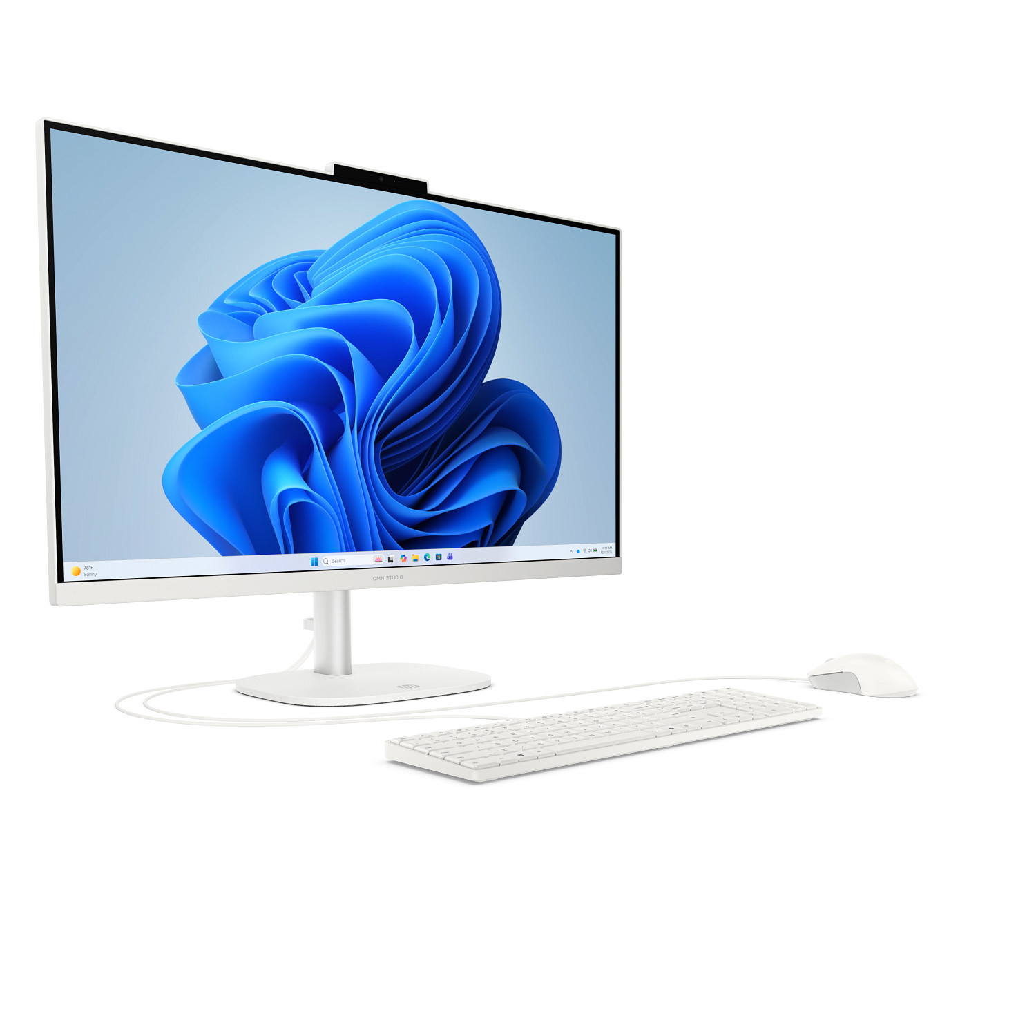 Un ordenador todo en uno blanco con un fondo de pantalla de flor azul, teclado blanco y ratón blanco.