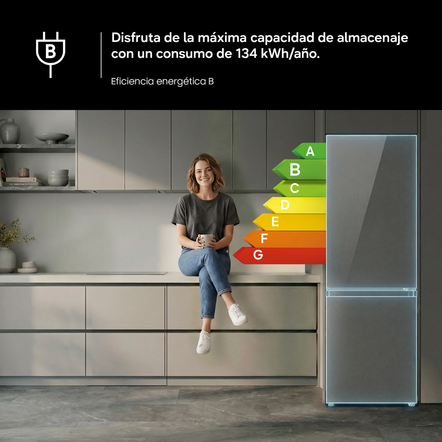 Una mujer está sentada en la encimera de una cocina junto a un frigorífico y una escala energética.