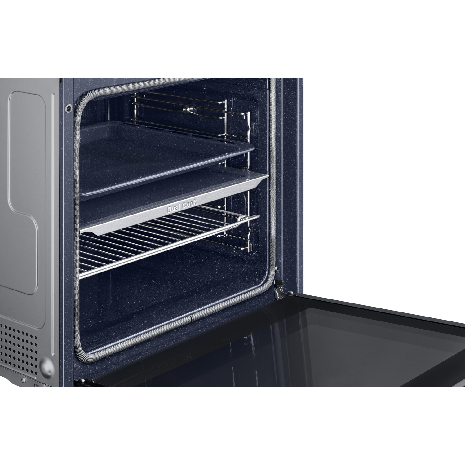 Een open oveninterieur met Dual Cook verdeler, bakplaat boven, rooster onder en een donkere spikkelafwerking.
