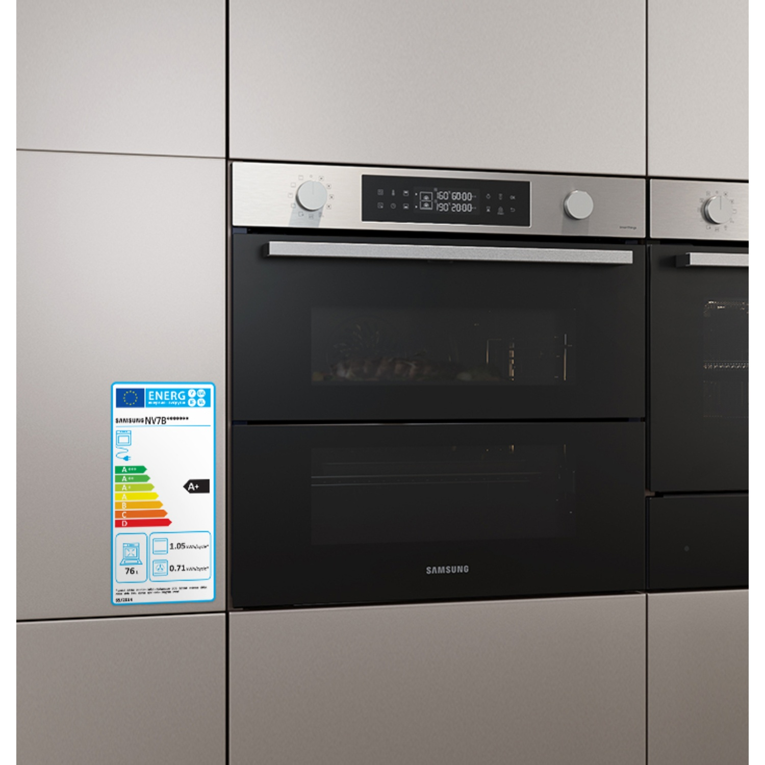 Een zwarte inbouwoven met een energielabel op de aangrenzende kast in een moderne keuken.