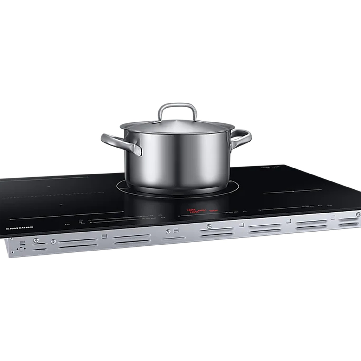 Een zilveren kookpan met deksel staat op een moderne zwarte inductiekookplaat tegen een witte achtergrond.