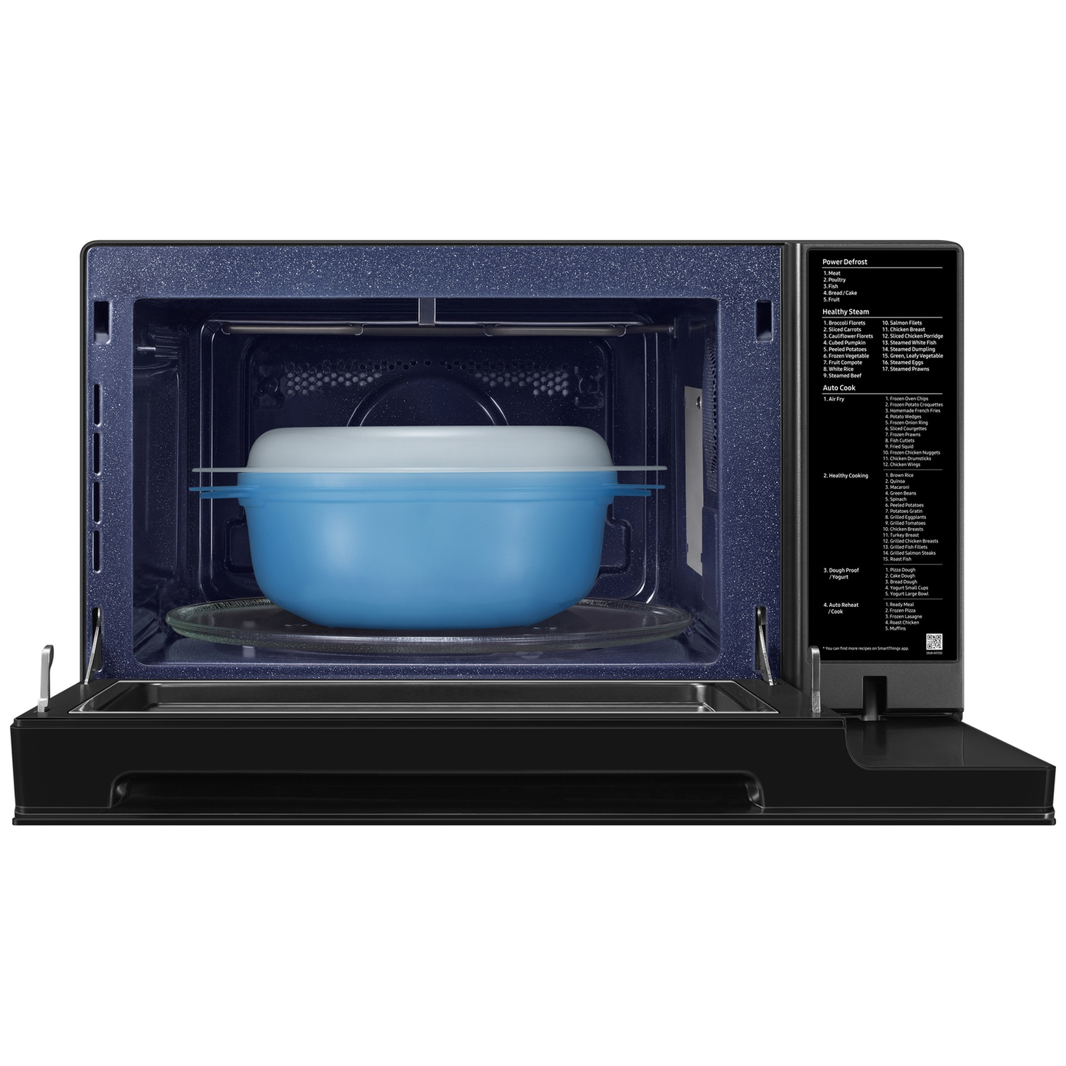 Open zwarte magnetron met een blauwe kom en wit deksel in de verlichte binnenruimte.