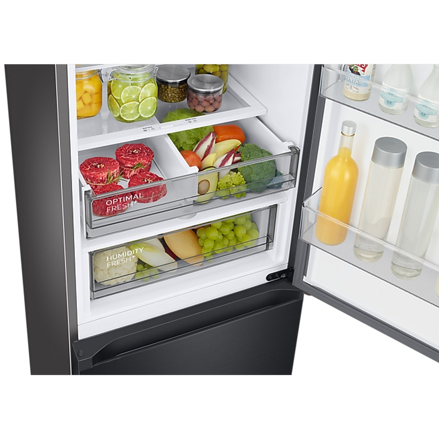 Réfrigérateur ouvert avec de la viande fraîche, des légumes, des fruits et des bouteilles sur les étagères et la porte.