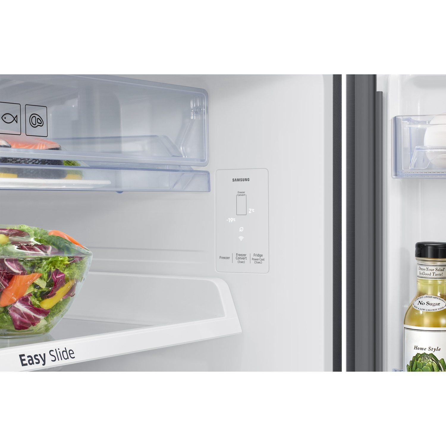 Binnenkant van een Samsung koelkast met Easy Slide plank, een salade en een bedieningspaneel.