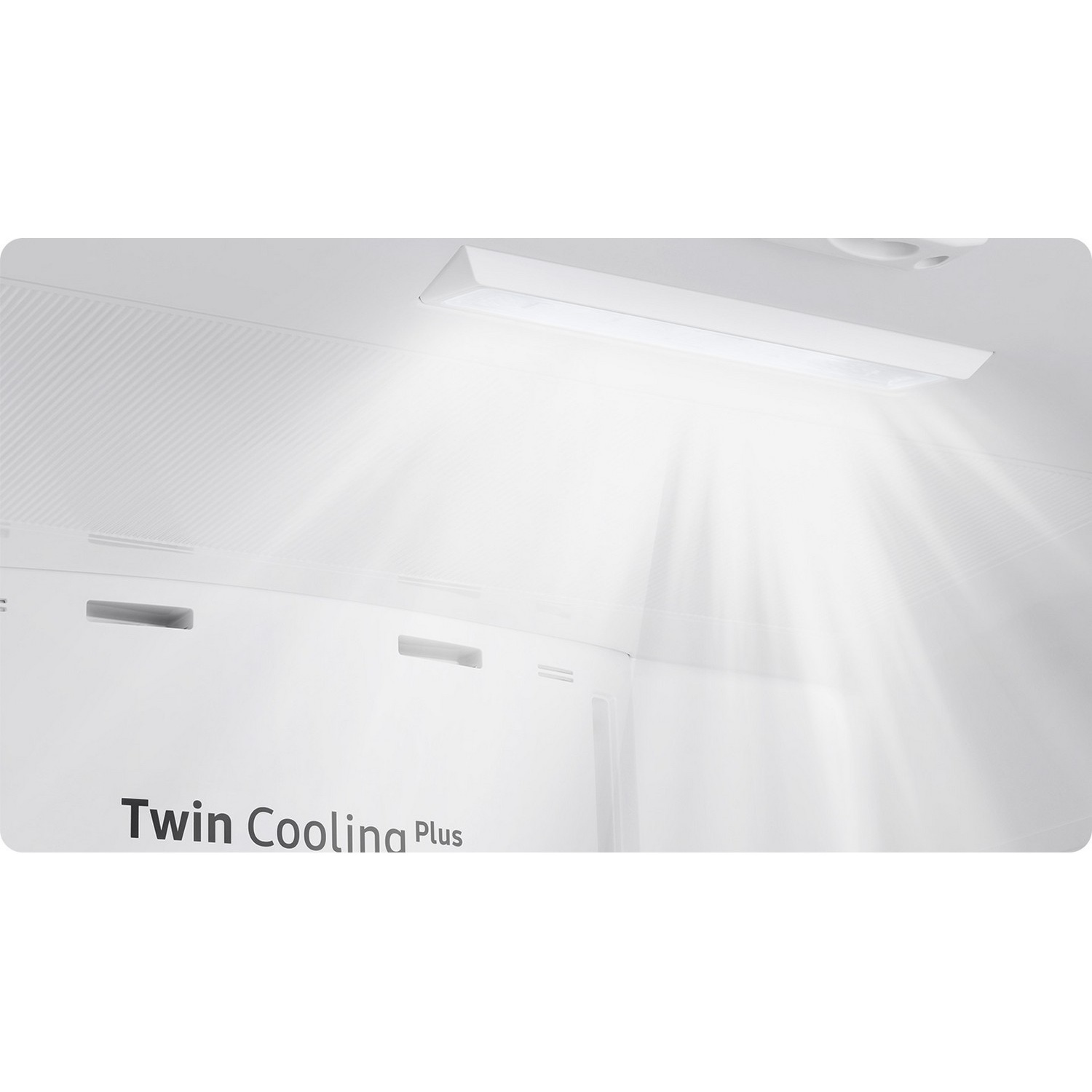 Binnenkant van een witte koelkast met heldere LED-verlichting en Twin Cooling Plus tekst.