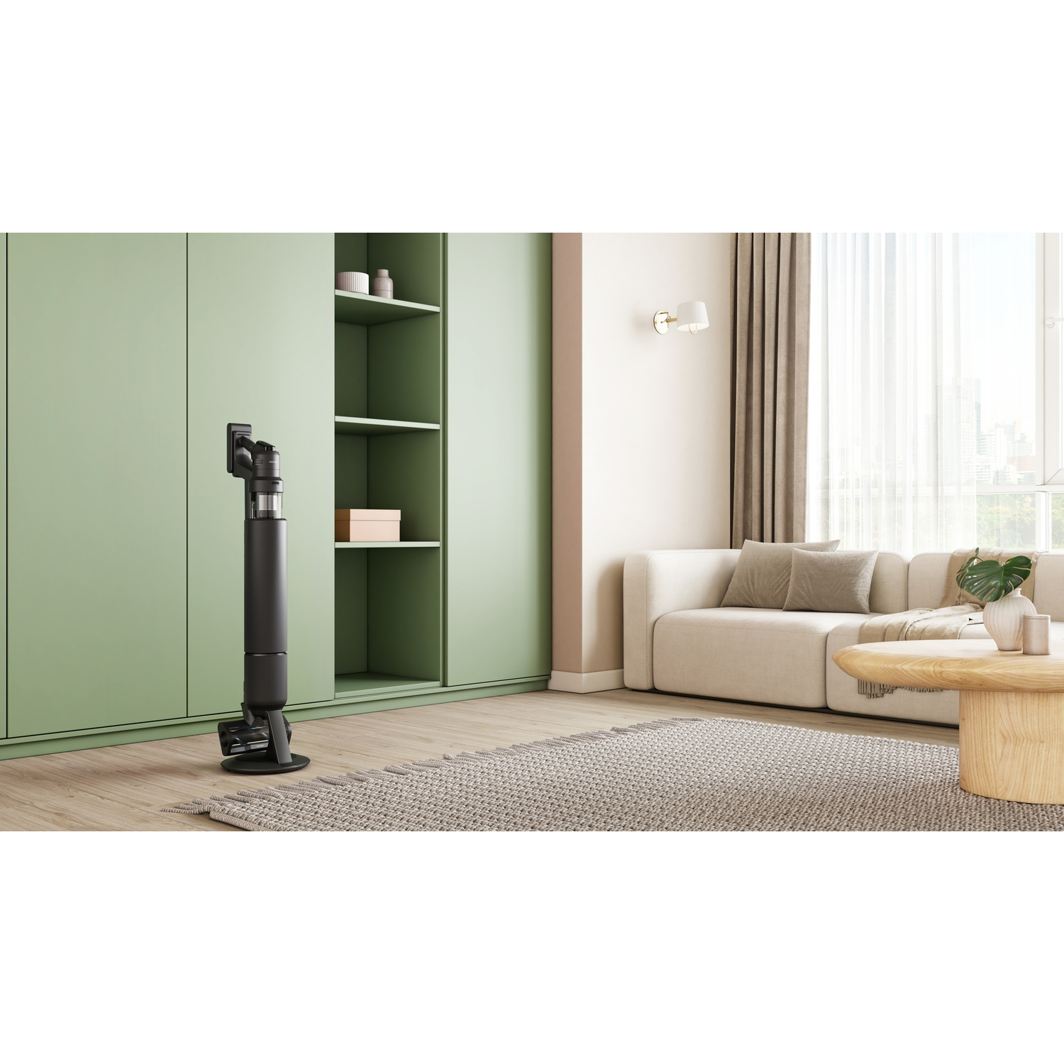 Een zwarte draadloze stofzuiger staat rechtop op een houten vloer in een moderne woonkamer met groene kast.