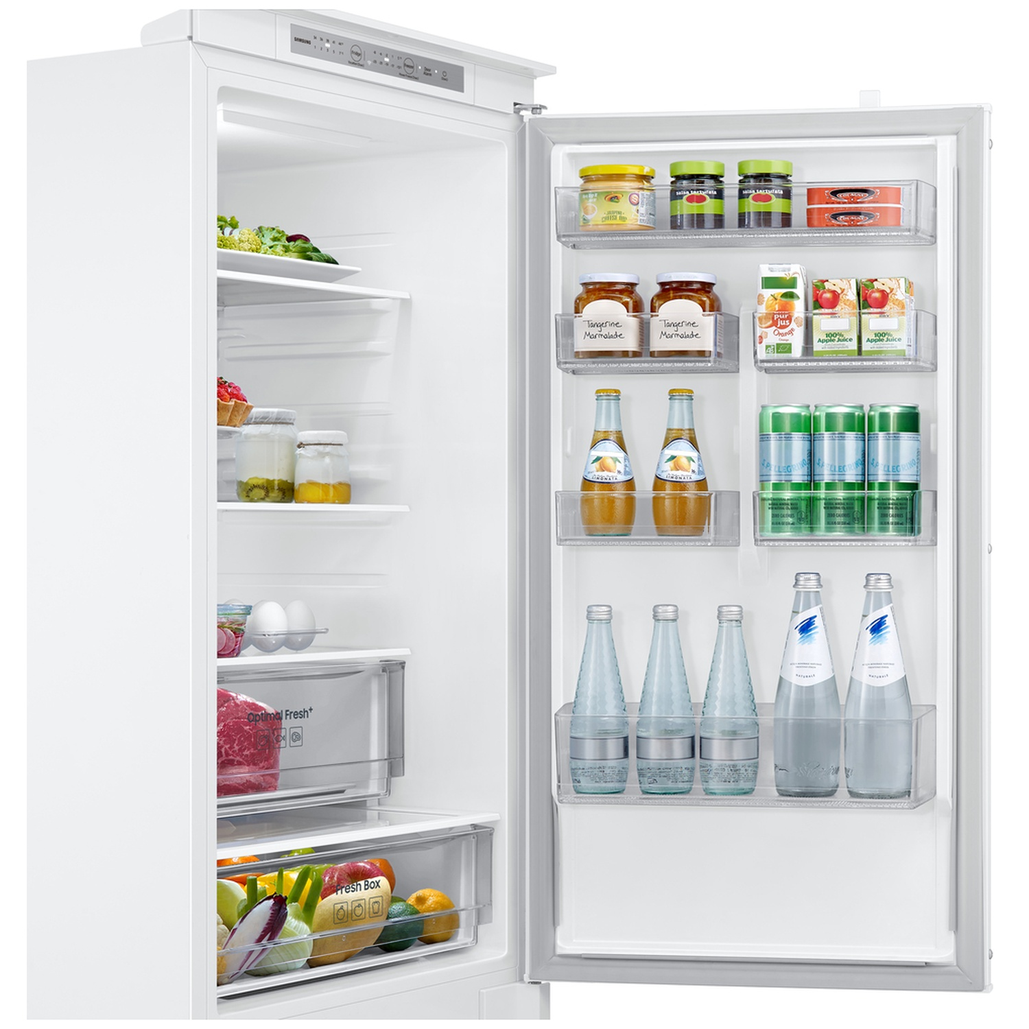 Un réfrigérateur blanc ouvert avec des étagères remplies et des portes garnies de bocaux, bouteilles et aliments.