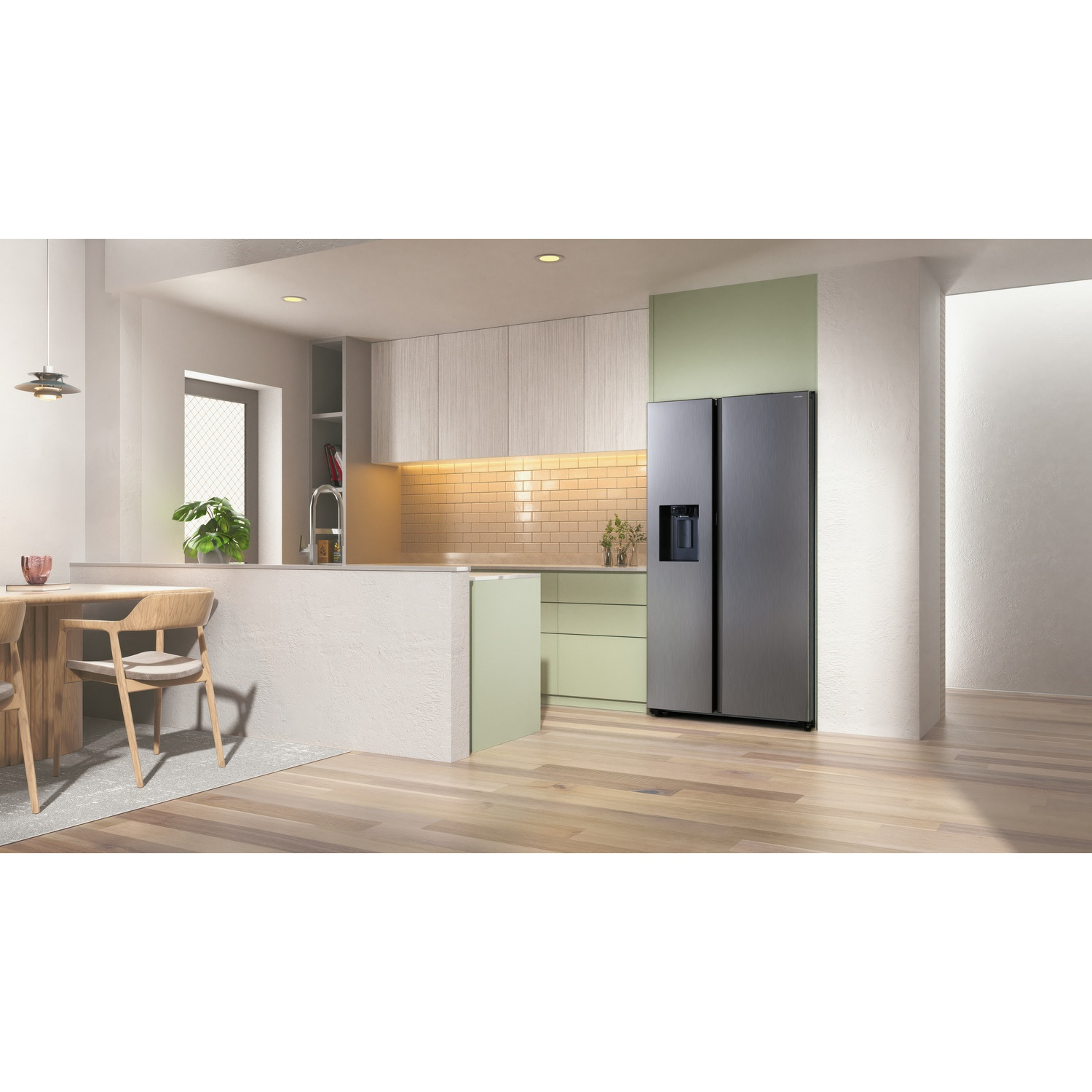 Moderne keuken met houten meubels, lichte vloer en een grijze dubbeldeurs koelkast.