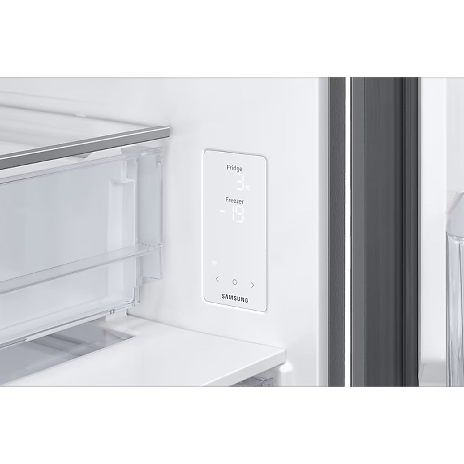 Een wit Samsung koelkast bedieningspaneel toont de temperaturen van koelkast en vriezer.