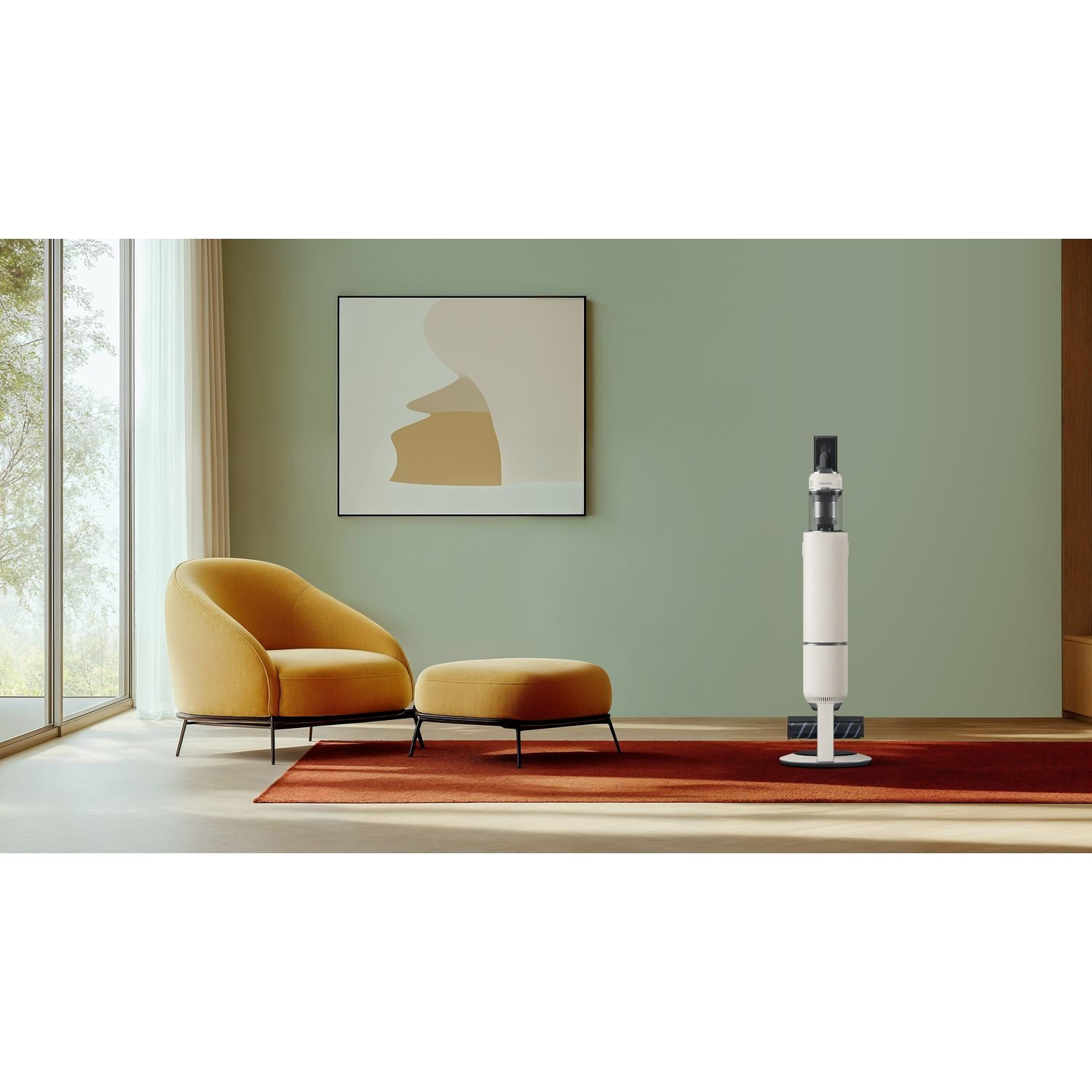 Un aspirateur blanc se tient sur un tapis rouge près d'un fauteuil jaune devant un mur vert.