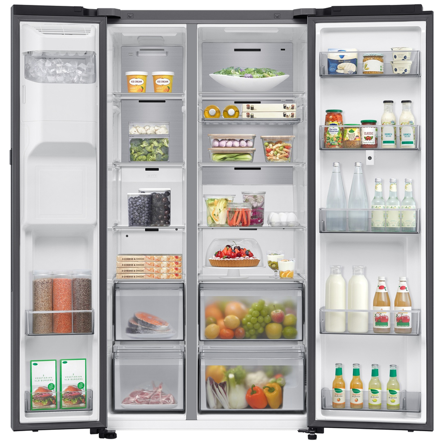 Un réfrigérateur noir ouvert et bien approvisionné avec des aliments, des boissons, des fruits et des glaçons.